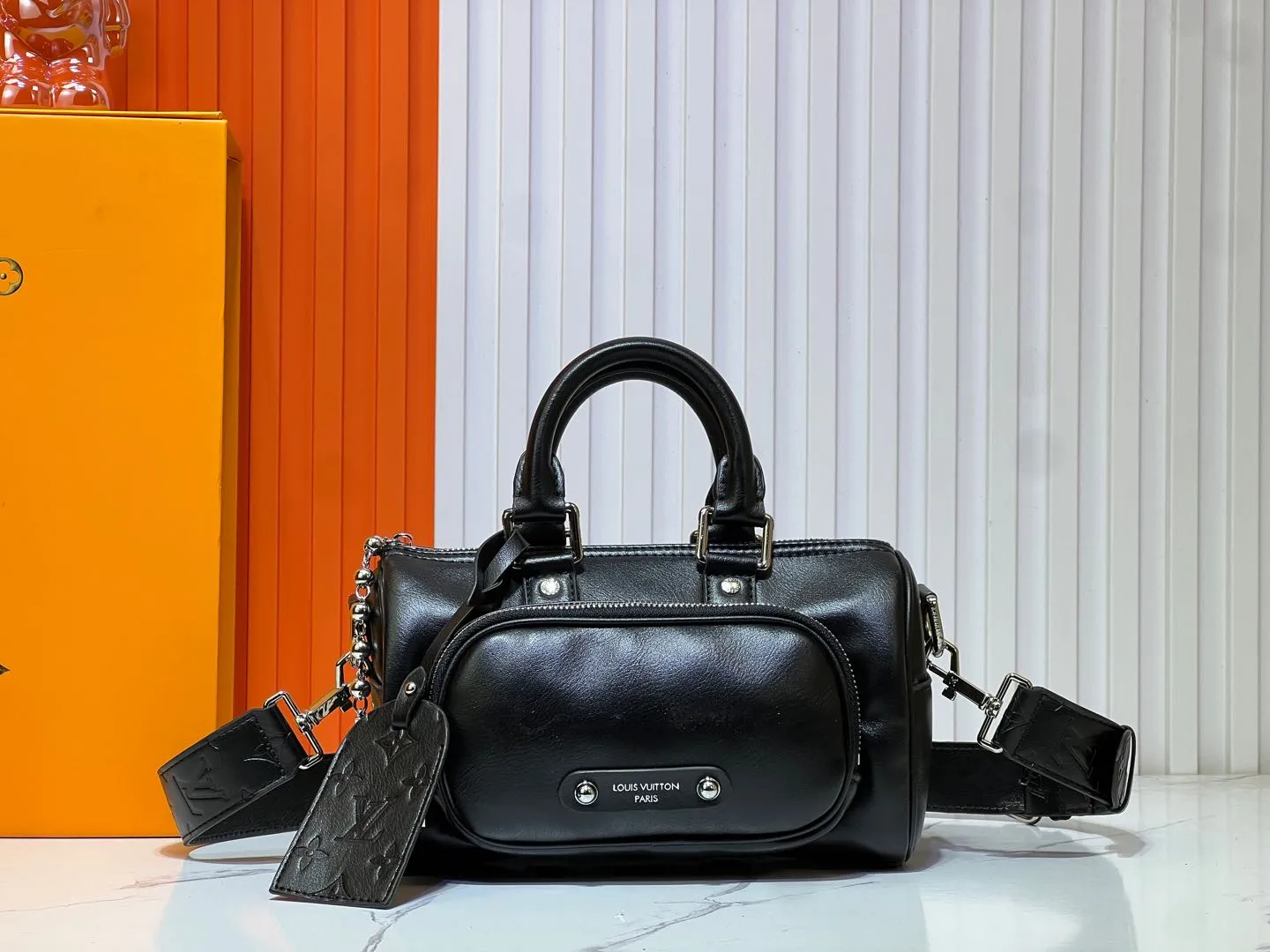 Batch 260💰Upgraded original M13988 full leather black M12627 khaki presbyopia, black grass green 46271 black flower This Keepall Bandoulière 25 handbag is made of grain leather with suede details and distressed metal parts. The Monogram canvas outer bag is opened with a cord zipper puller, making it easy to access and place your belongings. Removable and adjustable leather shoulder strap provides comfortable shoulder carrying experience. Length, height and width: 25x15x11cm