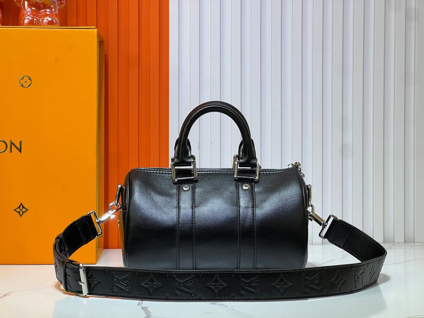 Batch 260💰Upgraded original M13988 full leather black M12627 khaki presbyopia, black grass green 46271 black flower This Keepall Bandoulière 25 handbag is made of grain leather with suede details and distressed metal parts. The Monogram canvas outer bag is opened with a cord zipper puller, making it easy to access and place your belongings. Removable and adjustable leather shoulder strap provides comfortable shoulder carrying experience. Length, height and width: 25x15x11cm