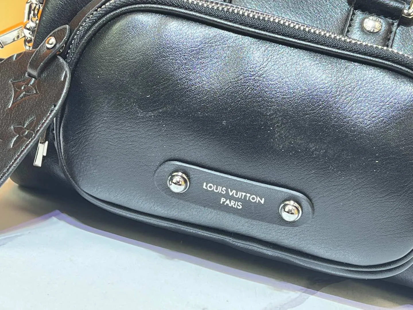 Batch 260💰Upgraded original M13988 full leather black M12627 khaki presbyopia, black grass green 46271 black flower This Keepall Bandoulière 25 handbag is made of grain leather with suede details and distressed metal parts. The Monogram canvas outer bag is opened with a cord zipper puller, making it easy to access and place your belongings. Removable and adjustable leather shoulder strap provides comfortable shoulder carrying experience. Length, height and width: 25x15x11cm