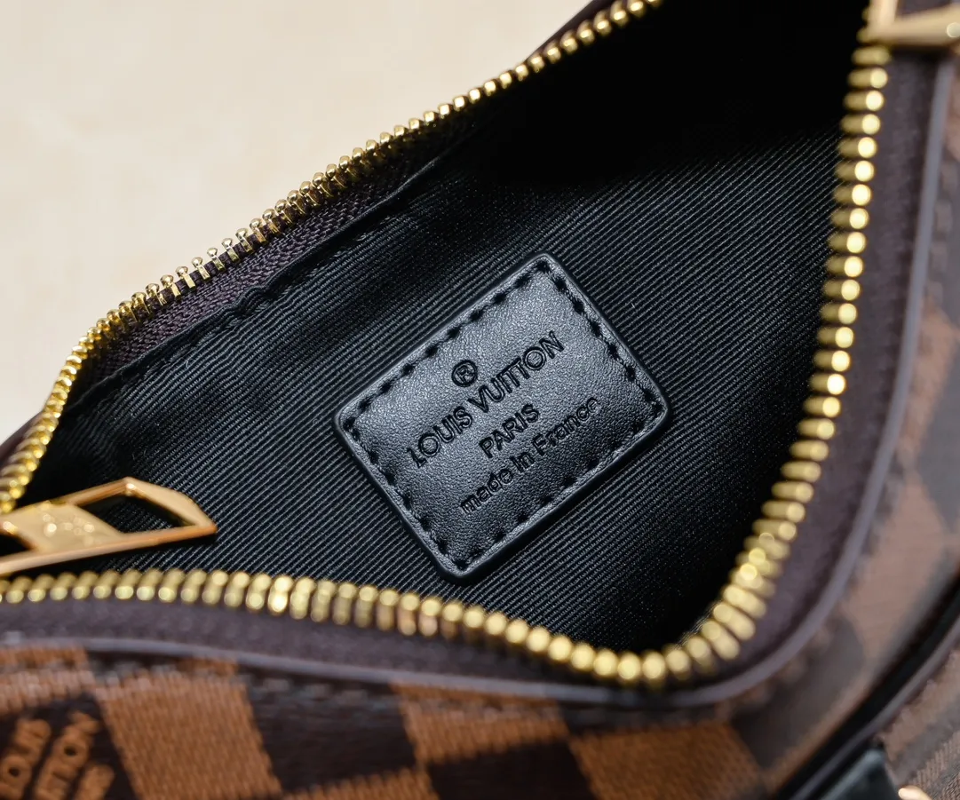 💰Large 300💰💰Small 280💰Upgraded from the original M45353 M45354 M45355 A new Odeon medium and small handbag is launched in the autumn and winter of 2020, using Monogram canvas and reinforced leather corners to convey a retro feel. The adjustable shoulder strap makes it easy to carry on the shoulder or across the body, and the zipper allows easy access to your belongings. Monogram coated canvas Semi-distressed vegetable tanned leather Natural cowhide and colorful cowhide trim Textile lining Metal hardware Leather corners Shoulder strap loops Double zip closure External patch pocket with magnetic closure