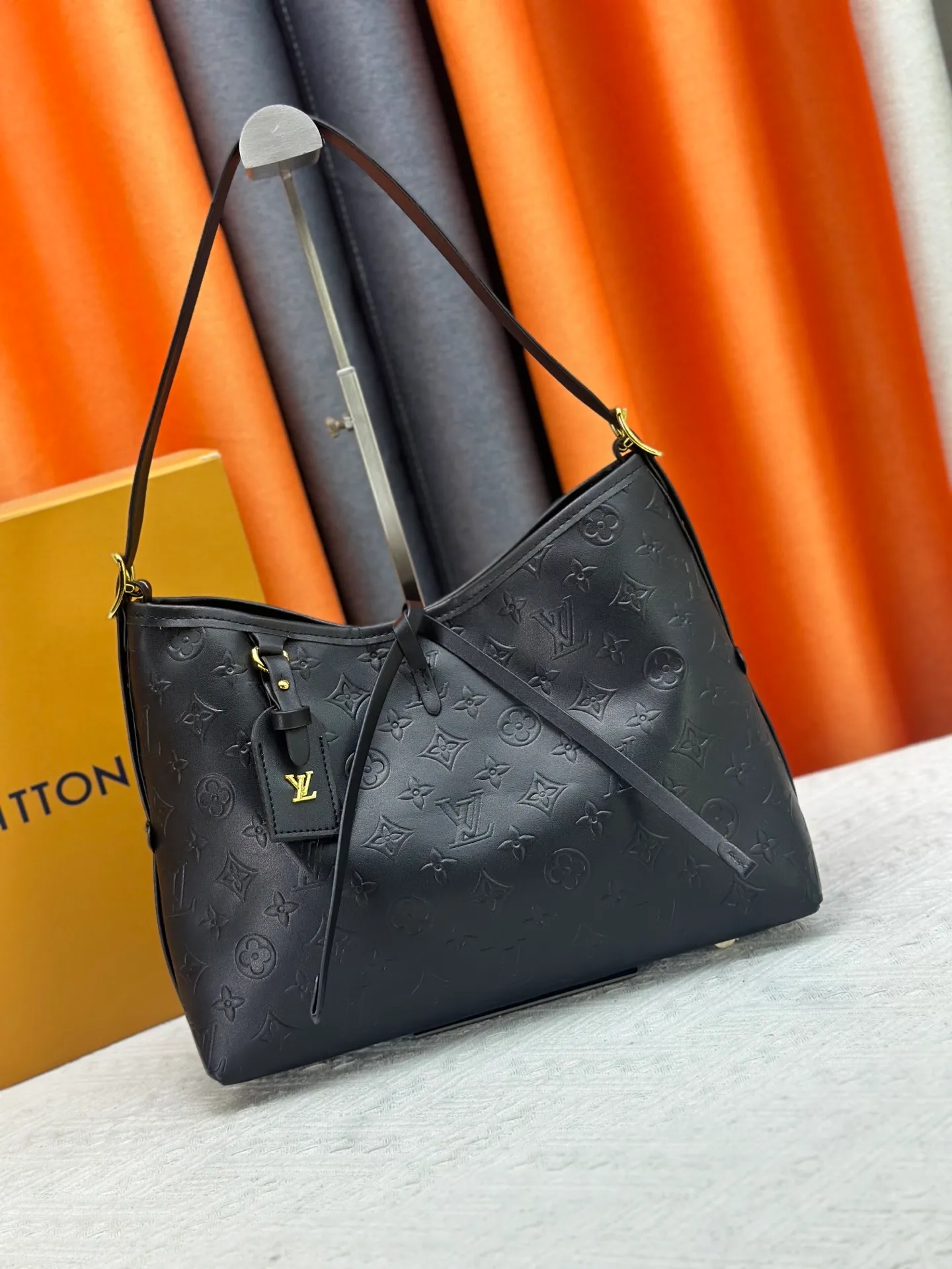 P260 Upgraded original [CarryAll small handbag] M46289 M46288 M46293 M46203 small handbag is made of Monogram canvas and leather trim, making it a personal companion for urban life. The generous construction has a neat interior and a large interior pocket adds a functional element. Monogram canvas zippered clutch secured with leather strap. Dimensions: Small 29x24x12 cm