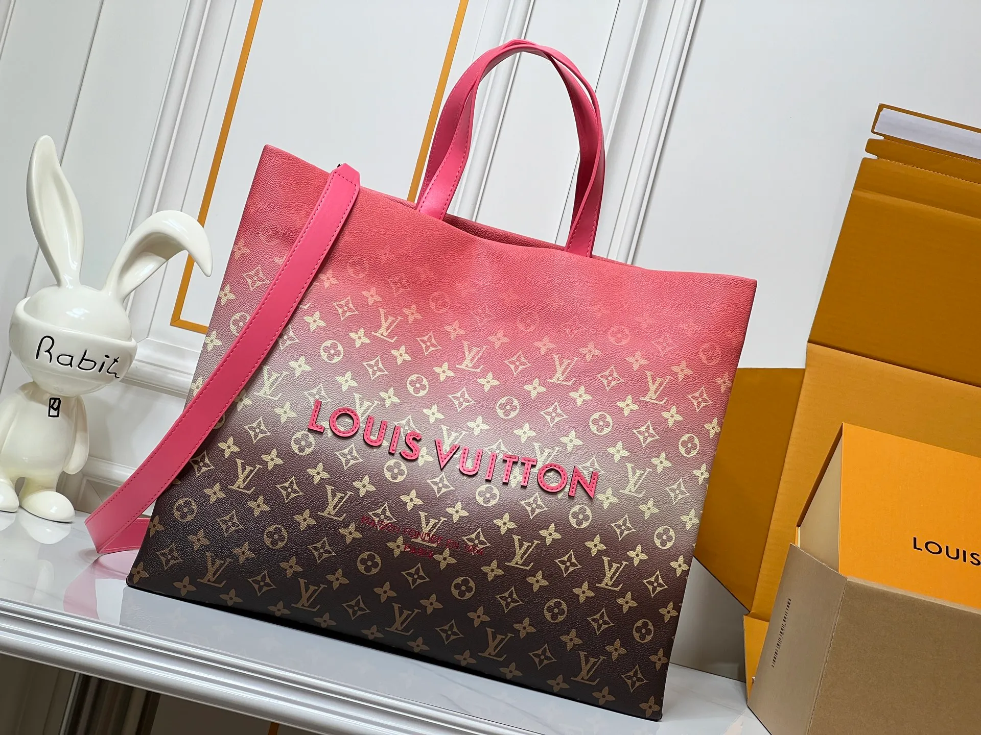 Batch 320💰M24457 Gradient pink blue plaid yellow plaid gradient blue presbyopic plaid gradient purple grass green pink black orange blue green gray presbyopic plaid black crocodile pattern orange crocodile pattern This Shopper medium handbag draws inspiration from Louis Vuitton shopping bags, expressing Louis Vuitton and Maison Fondée En 1854 in soft cow leather Lettering, top handle and removable shoulder strap. Dimensions: 42x34x16cm