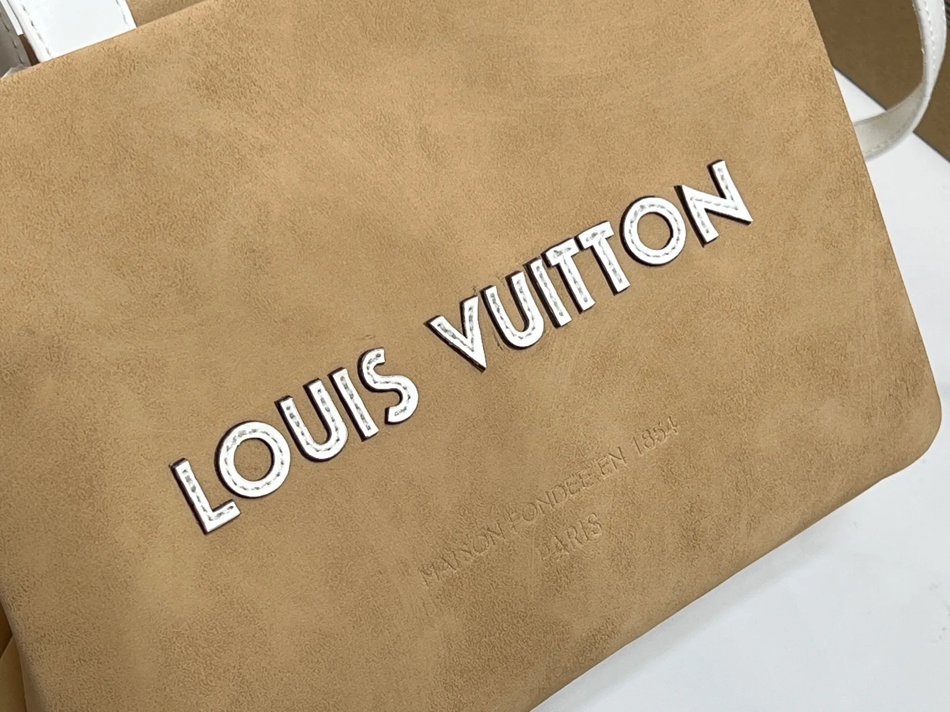 Batch 260💰M13940 Khaki Color Check Black Check Presbyopia Orange Black Green Pink PHARREL and NIGO collection's joint series top original order This Shopper medium handbag draws inspiration from Louis Vuitton shopping bags, with the words Louis Vuitton and Maison Fondée En 1854 written on soft cow leather, with a top handle and a detachable shoulder strap. 25x19x11 • Cow leather • Cow leather trim • Textile lining • Metal hardware • Musketon closure • Main compartment • Zip pocket • Double patch pockets • Handles: Double handle