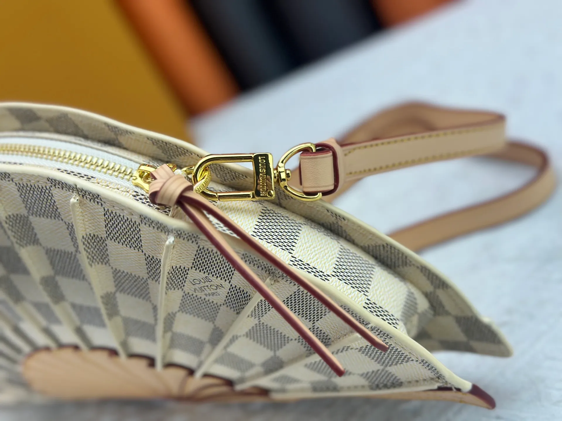 P380 upgrades the original M14804 LV Fan handbag, which is made of Monogram canvas. It appears on the 2025 spring and summer show with a unique design, making it a collector's choice. The leather is embellished with Monogram floral details and can be carried by hand or on the shoulder.  Dimensions: 𝟑𝟕.𝟎 𝐱 𝟏𝟗.𝟎 𝐱 𝟔.𝟎 cm (Length 𝐱 Height 𝐱 Width)