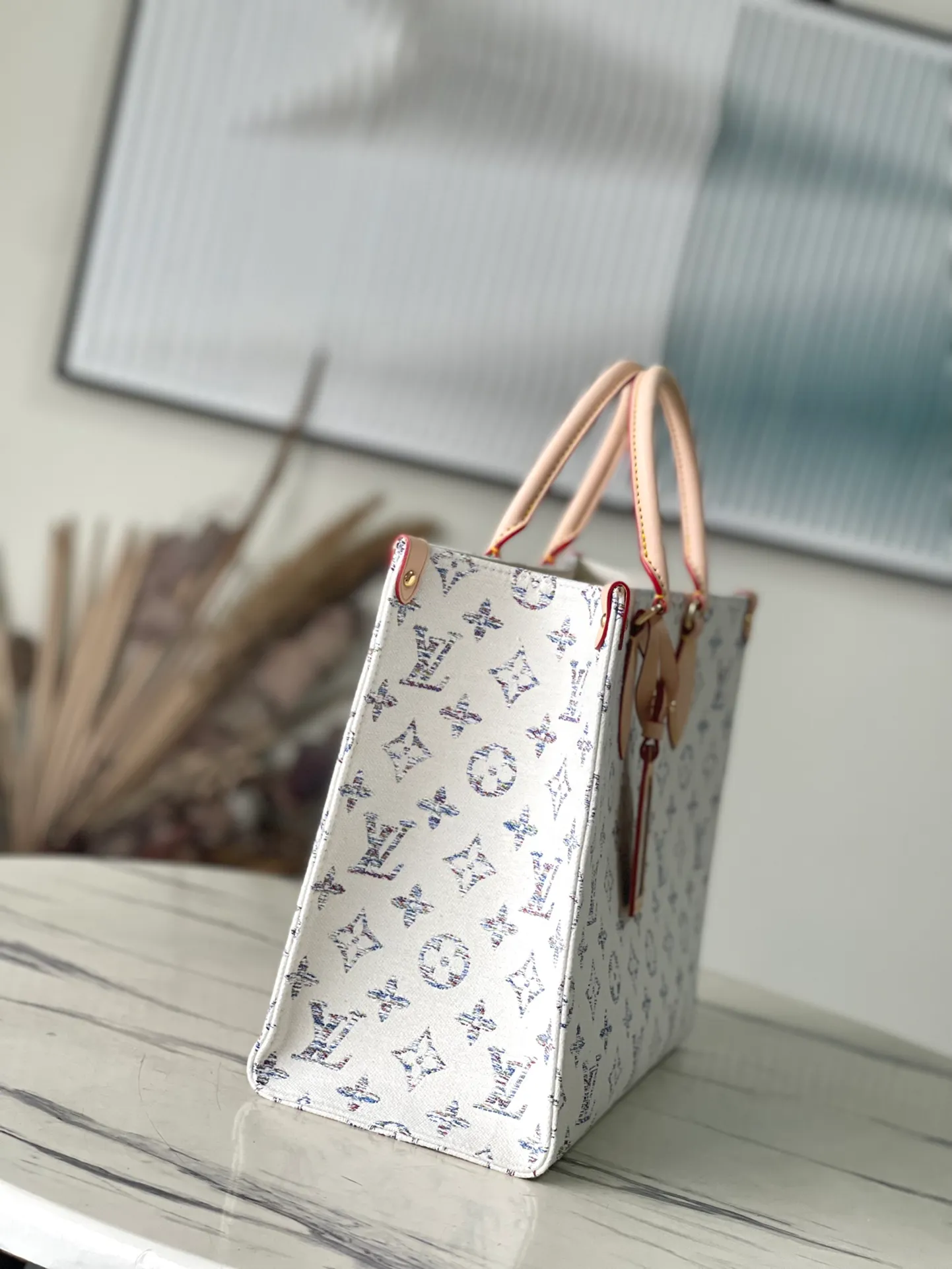 💰1160 Top Original Order M24708 White Denim Square Bag Mummy Bag Series OnTheGo MM Handbags Nautical Series This OnTheGo MM is part of the nautical capsule, made of Monogram Zph jacquard fabric, made of 66 different color threads, Monogram with soft color gradients. To ensure durability, the fabric is treated with an invisible protective coating. Each model comes with a laser-engraved mirror charm for touch-ups on the go. Dimensions: 35×27×14 cm