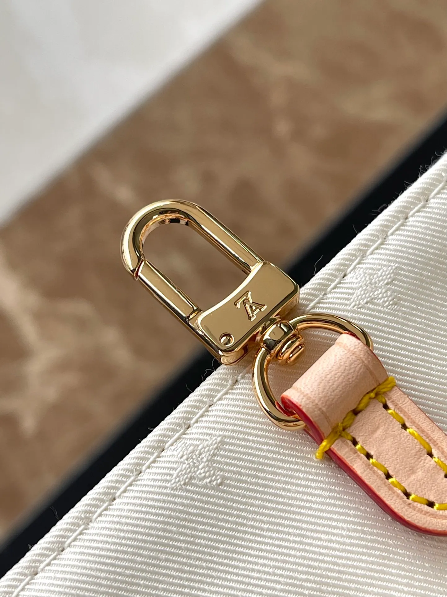 💰1160 Top Original Order M24708 White Denim Square Bag Mummy Bag Series OnTheGo MM Handbags Nautical Series This OnTheGo MM is part of the nautical capsule, made of Monogram Zph jacquard fabric, made of 66 different color threads, Monogram with soft color gradients. To ensure durability, the fabric is treated with an invisible protective coating. Each model comes with a laser-engraved mirror charm for touch-ups on the go. Dimensions: 35×27×14 cm