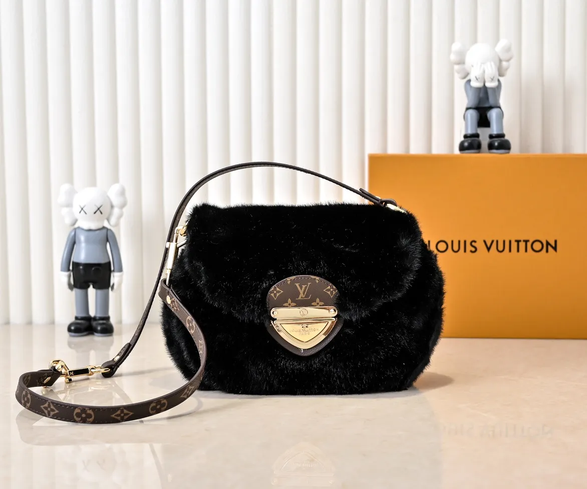 💰320💰Upgraded from the original M12097 M12192 M46829 This Sunset handbag is made of soft shearling and expresses the theme of the LV Ski Cozygram series with its unique design. Yingze metal hardware and Monogram details anchor the classic style, instantly upgrading your winter look. The ample structure makes it easy to store all your day and night needs, making it a perfect choice for leisure time after snow. Dimensions: 27.0 x 18.0 x 3.0 cm (length x height x width)