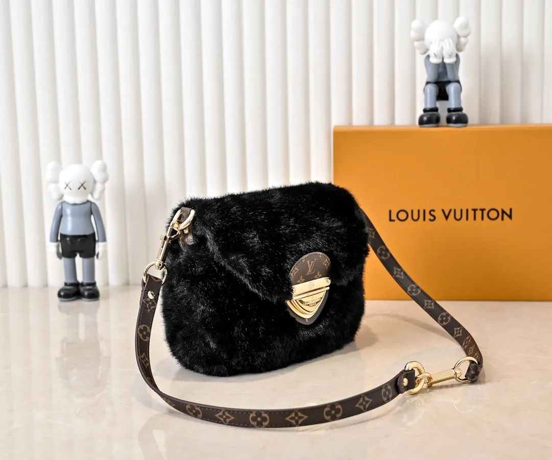 💰320💰Upgraded from the original M12097 M12192 M46829 This Sunset handbag is made of soft shearling and expresses the theme of the LV Ski Cozygram series with its unique design. Yingze metal hardware and Monogram details anchor the classic style, instantly upgrading your winter look. The ample structure makes it easy to store all your day and night needs, making it a perfect choice for leisure time after snow. Dimensions: 27.0 x 18.0 x 3.0 cm (length x height x width)