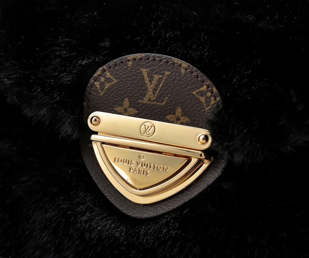💰320💰Upgraded from the original M12097 M12192 M46829 This Sunset handbag is made of soft shearling and expresses the theme of the LV Ski Cozygram series with its unique design. Yingze metal hardware and Monogram details anchor the classic style, instantly upgrading your winter look. The ample structure makes it easy to store all your day and night needs, making it a perfect choice for leisure time after snow. Dimensions: 27.0 x 18.0 x 3.0 cm (length x height x width)
