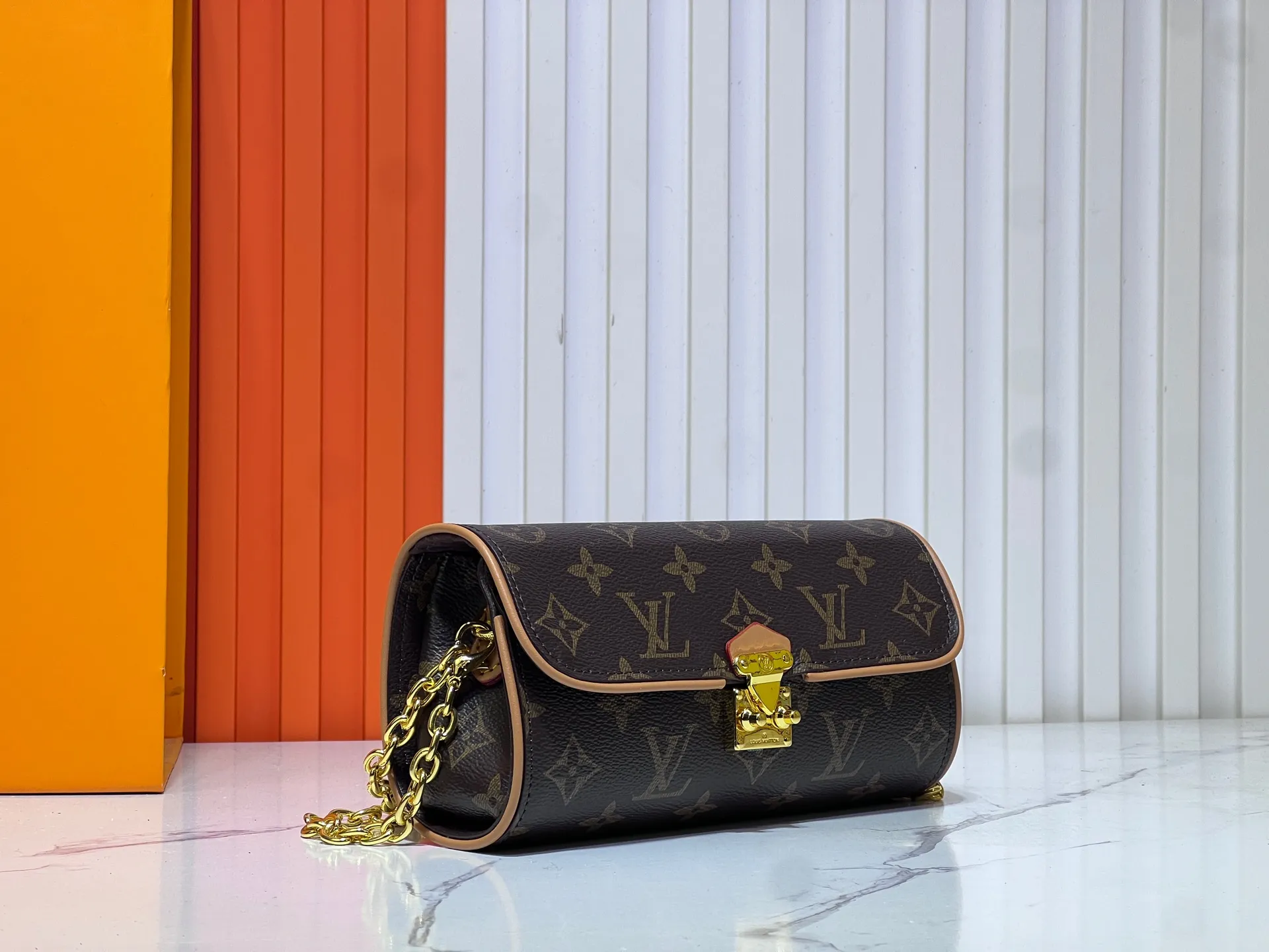 Batch 200💰M13566 This Pochette Camille handbag is made of Monogram canvas, paying tribute to the original design that appeared in the Louis Vuitton 2000 spring and summer fashion show. The S-Lock buckle, LV Circle logo on the chain and contrasting VN leather trim interpret the brand's classic elements. Flexible and easy-to-wear construction suitable for cross-body, shoulder or hand carry. Size: 20.5x11x6cm