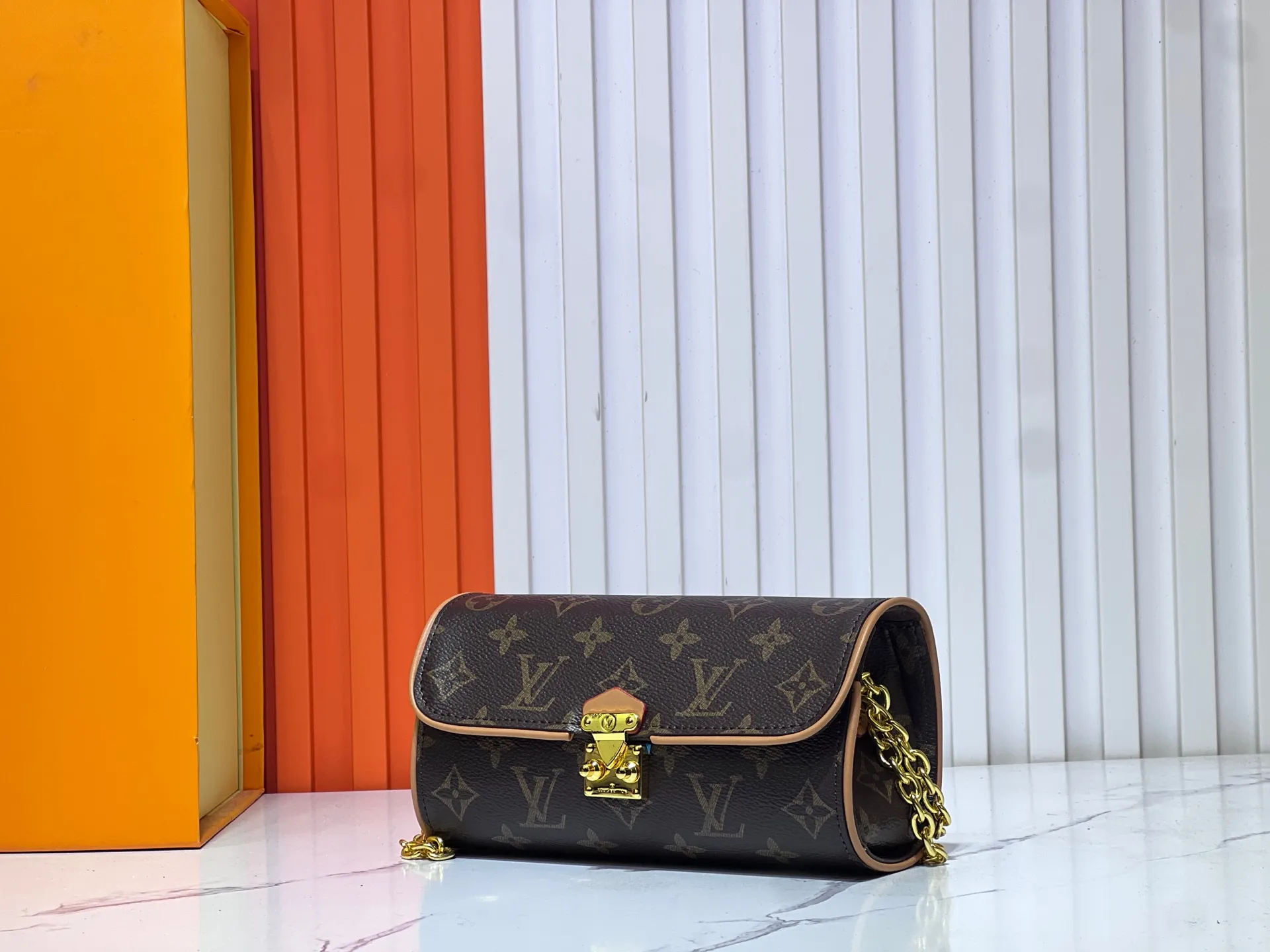 Batch 200💰M13566 This Pochette Camille handbag is made of Monogram canvas, paying tribute to the original design that appeared in the Louis Vuitton 2000 spring and summer fashion show. The S-Lock buckle, LV Circle logo on the chain and contrasting VN leather trim interpret the brand's classic elements. Flexible and easy-to-wear construction suitable for cross-body, shoulder or hand carry. Size: 20.5x11x6cm