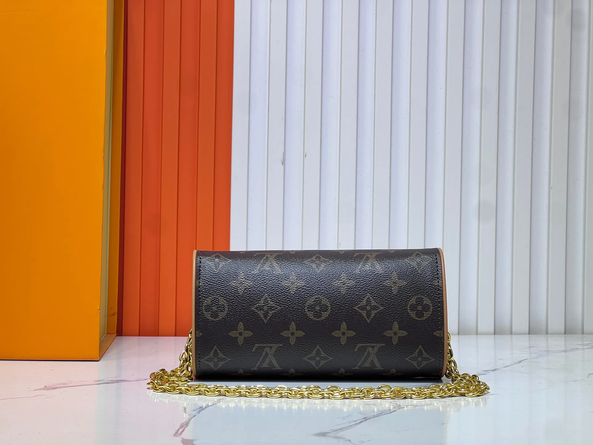 Batch 200💰M13566 This Pochette Camille handbag is made of Monogram canvas, paying tribute to the original design that appeared in the Louis Vuitton 2000 spring and summer fashion show. The S-Lock buckle, LV Circle logo on the chain and contrasting VN leather trim interpret the brand's classic elements. Flexible and easy-to-wear construction suitable for cross-body, shoulder or hand carry. Size: 20.5x11x6cm