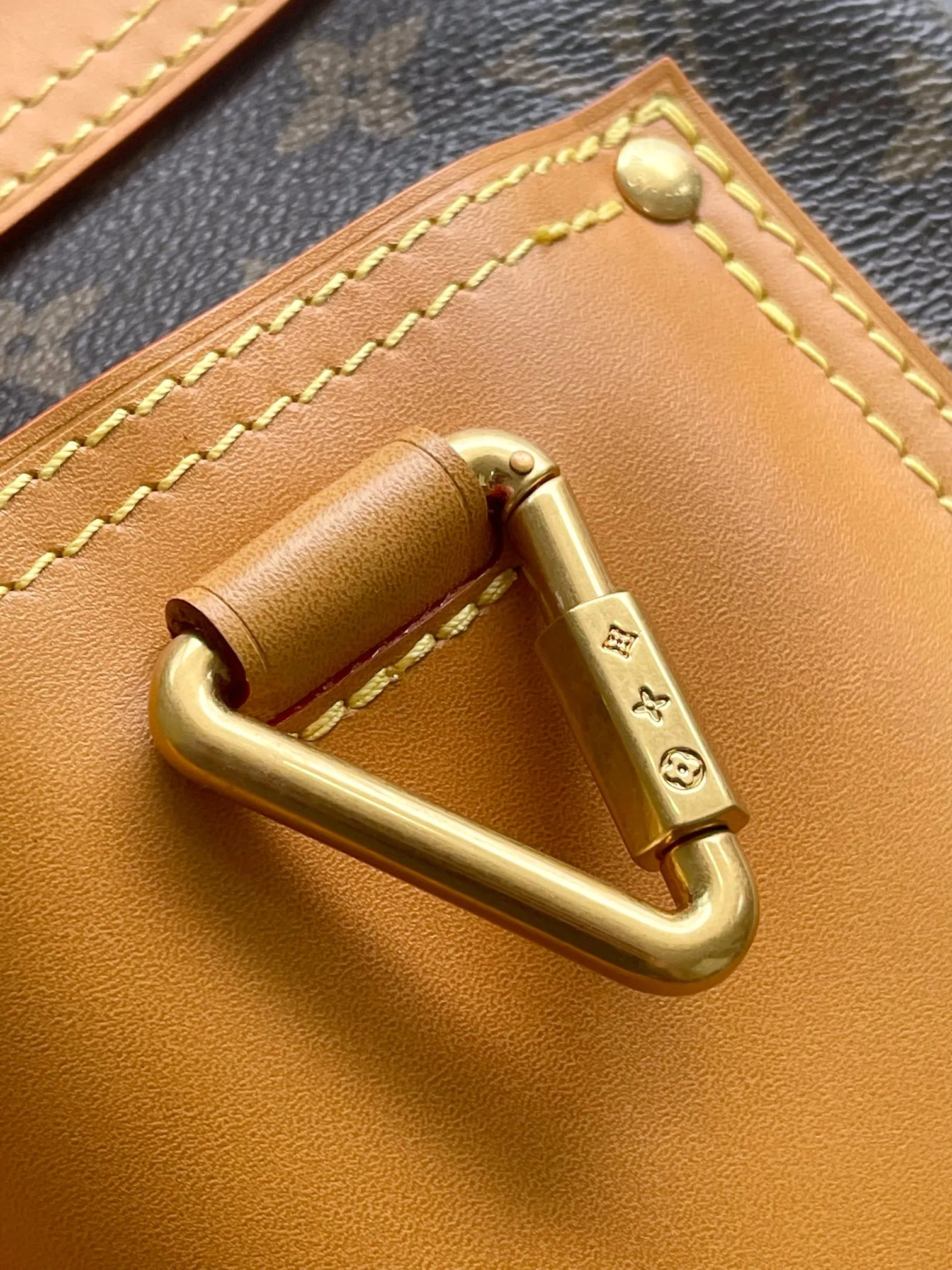 p2280 [Special grade MB163c chip version original leather] This STEAMER 30 handbag Model: M25989 Material: Grade A all-steel hardware, imported original fabric Packaging: Full set of original duty-free MB packaging Size: 33x32x14cm