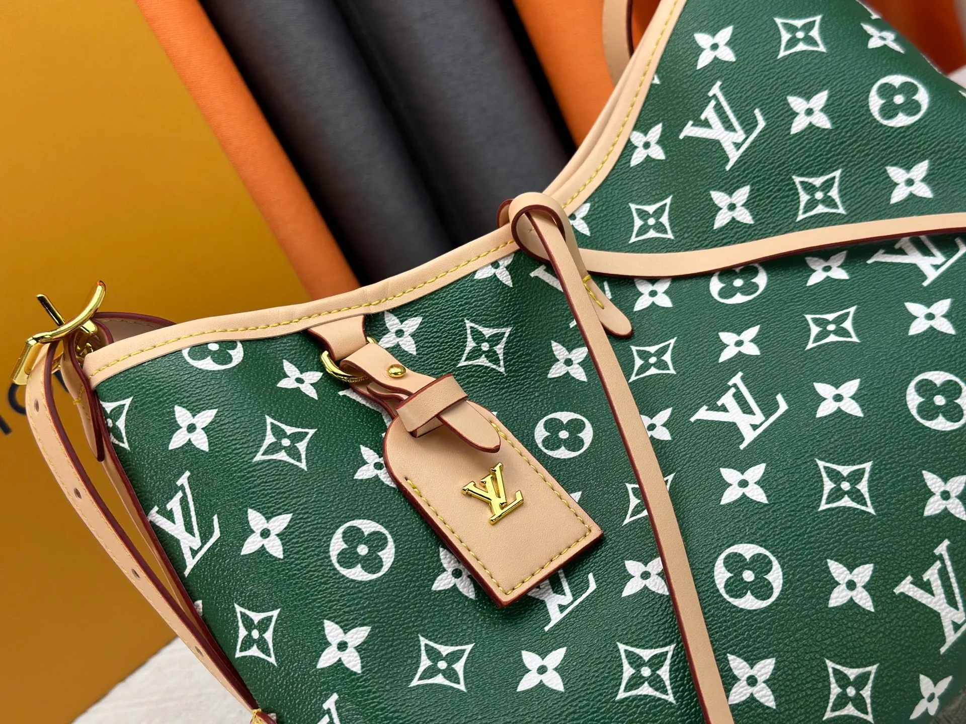 P280 upgraded original M24861 M25143 M46203 M46197 Colorful, legendary CarryAll medium handbag, with Monogram canvas and leather trimming to create a body-fitting design. There's a zipped pocket inside the ample space, and a detachable zipped clutch adds a functional element, with a buckle-adjustable handle. Small size: 29 x 24 x 12 cm,