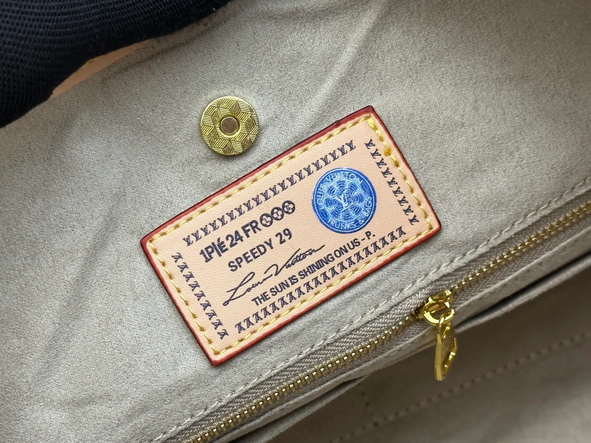 P280 upgraded original M24861 M25143 M46203 M46197 Colorful, legendary CarryAll medium handbag, with Monogram canvas and leather trimming to create a body-fitting design. There's a zipped pocket inside the ample space, and a detachable zipped clutch adds a functional element, with a buckle-adjustable handle. Small size: 29 x 24 x 12 cm,
