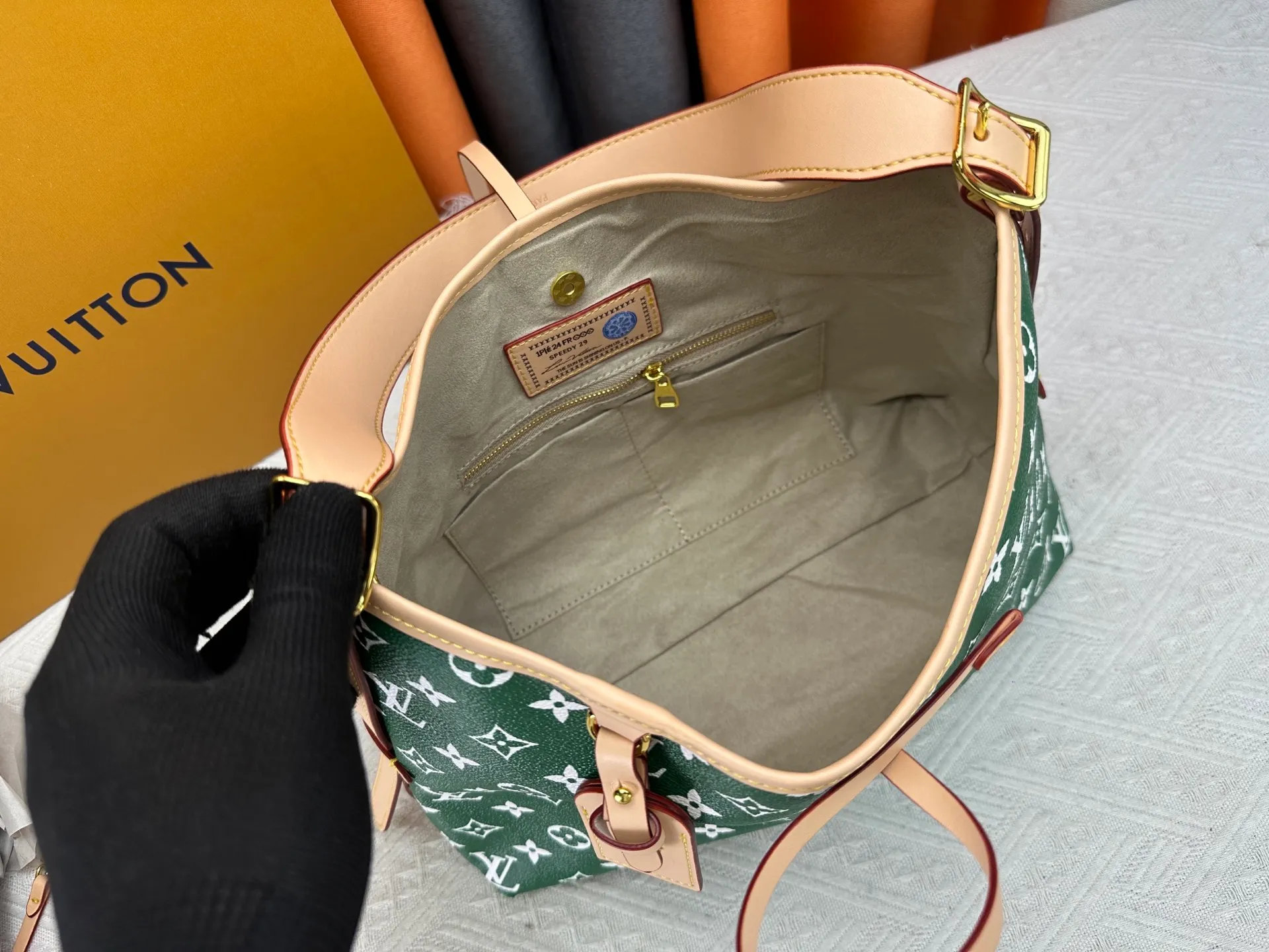 P280 upgraded original M24861 M25143 M46203 M46197 Colorful, legendary CarryAll medium handbag, with Monogram canvas and leather trimming to create a body-fitting design. There's a zipped pocket inside the ample space, and a detachable zipped clutch adds a functional element, with a buckle-adjustable handle. Small size: 29 x 24 x 12 cm,
