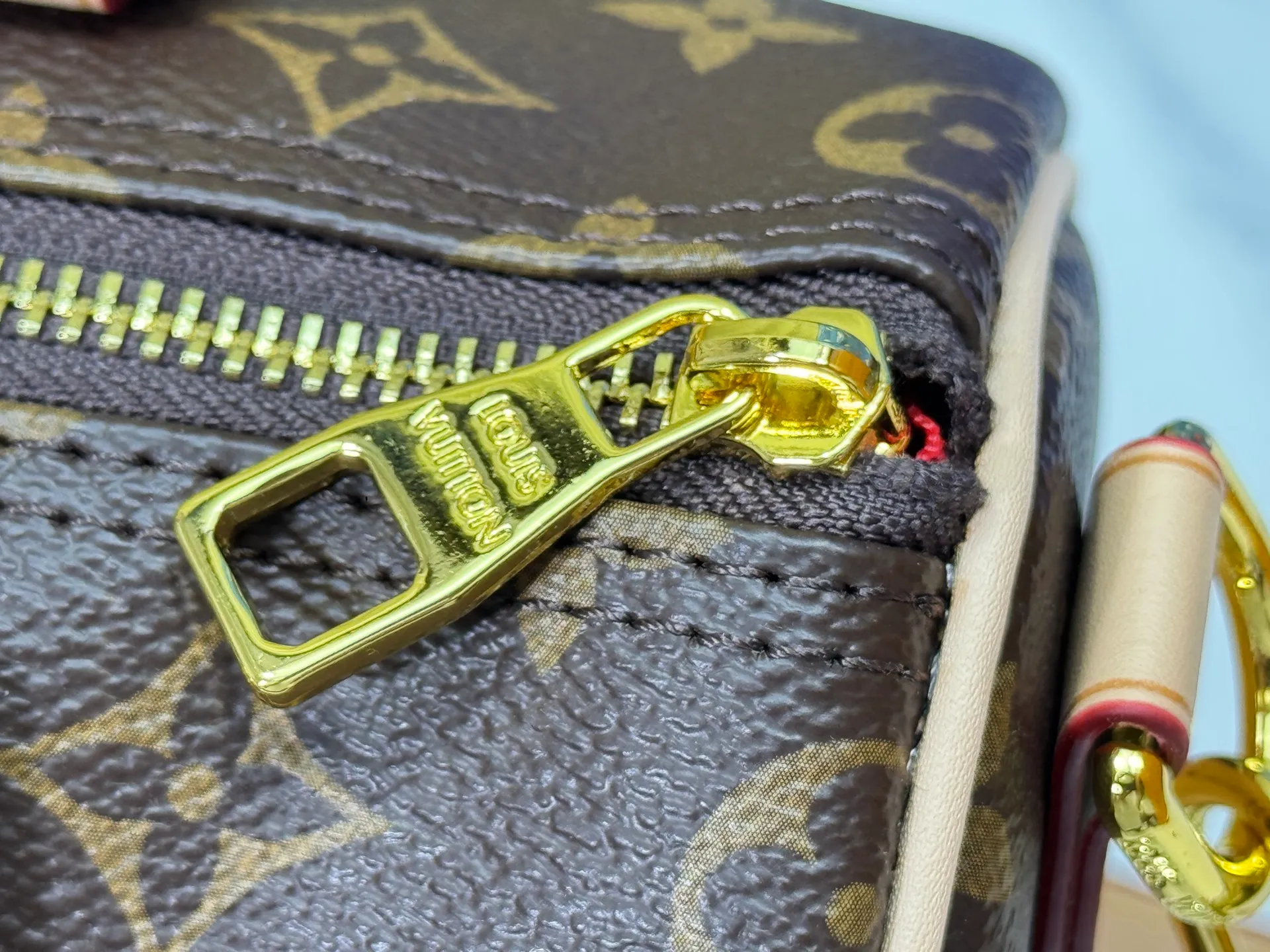 P280 Upgraded original M45957.M58953 M40391 This Speedy Bandoulière 30 handbag is made of Monogram canvas, cow leather trim and fabric lining. It continues the classic design of Louis Vuitton Speedy travel bag in a compact size. It is equipped with rolled leather handles and detachable and adjustable fabric shoulder straps embellished with brand logo texture. Detailed features Dimensions: 25X19X15cm (length x height x width)