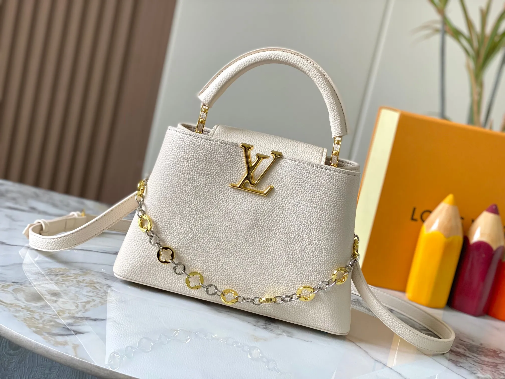 Top original P460 Guangzhou product 🇫🇷M12936 This CapucinesBB handbag is made of flexible Taurillon cow leather, with jewelry-style double-plated chains and Monogram floral elements to highlight the identity of the ChainOnYou series. The flip cover can be placed on both the inside and outside. The ample configuration and multiple inner pockets are convenient for storing daily needs. The round LV letters add ingenious details. Size:27×18×9cm