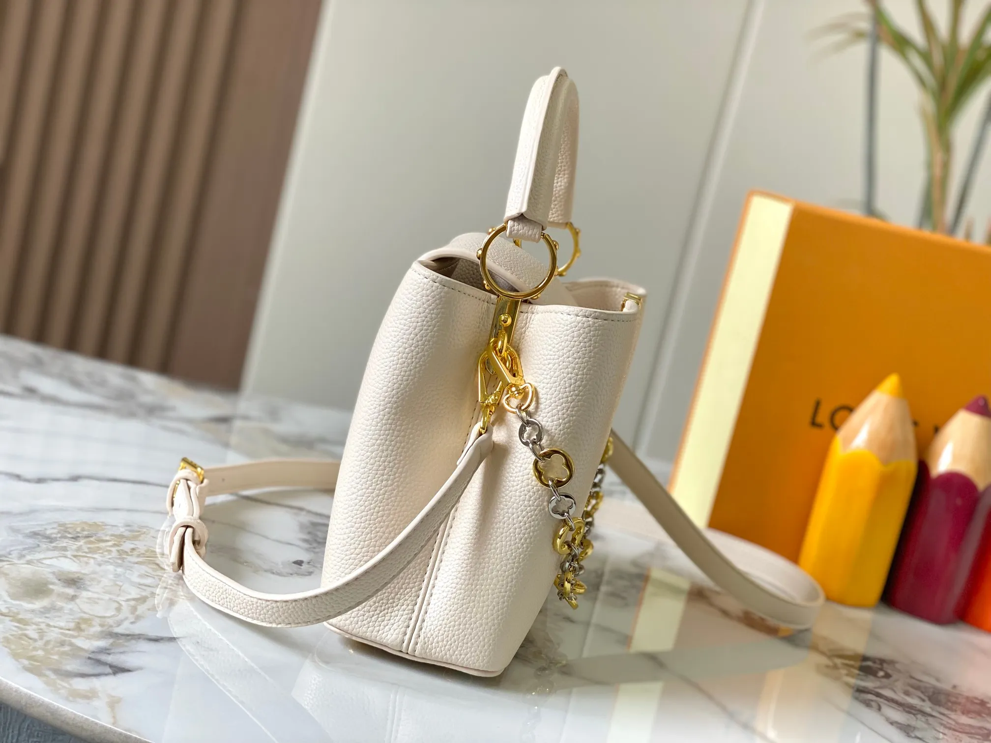Top original P460 Guangzhou product 🇫🇷M12936 This CapucinesBB handbag is made of flexible Taurillon cow leather, with jewelry-style double-plated chains and Monogram floral elements to highlight the identity of the ChainOnYou series. The flip cover can be placed on both the inside and outside. The ample configuration and multiple inner pockets are convenient for storing daily needs. The round LV letters add ingenious details. Size:27×18×9cm