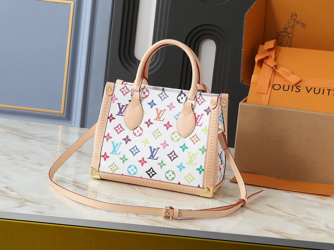 💰300💰Upgraded from the original M13079 M45495 M45659 M44571, the Louis Vuitton x Murakami reissue series interprets the OnTheGo small handbag in a smart way. The colorful Monogram canvas body, cowhide leather trim and LV x TM key bag highlight the sophisticated style. The shiny corners recall the design of traditional Louis Vuitton luggage, and the shoulder strap and top handle allow for multiple carrying methods. Dimensions: 25.0 x 19.0 x 11.5 cm (length x height x width)