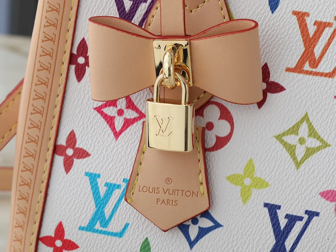 💰300💰Upgraded from the original M13079 M45495 M45659 M44571, the Louis Vuitton x Murakami reissue series interprets the OnTheGo small handbag in a smart way. The colorful Monogram canvas body, cowhide leather trim and LV x TM key bag highlight the sophisticated style. The shiny corners recall the design of traditional Louis Vuitton luggage, and the shoulder strap and top handle allow for multiple carrying methods. Dimensions: 25.0 x 19.0 x 11.5 cm (length x height x width)