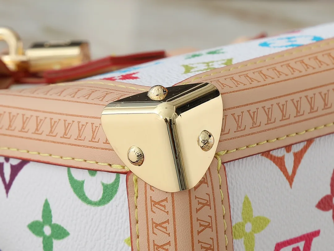 💰300💰Upgraded from the original M13079 M45495 M45659 M44571, the Louis Vuitton x Murakami reissue series interprets the OnTheGo small handbag in a smart way. The colorful Monogram canvas body, cowhide leather trim and LV x TM key bag highlight the sophisticated style. The shiny corners recall the design of traditional Louis Vuitton luggage, and the shoulder strap and top handle allow for multiple carrying methods. Dimensions: 25.0 x 19.0 x 11.5 cm (length x height x width)