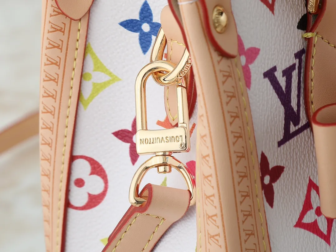 💰300💰Upgraded from the original M13079 M45495 M45659 M44571, the Louis Vuitton x Murakami reissue series interprets the OnTheGo small handbag in a smart way. The colorful Monogram canvas body, cowhide leather trim and LV x TM key bag highlight the sophisticated style. The shiny corners recall the design of traditional Louis Vuitton luggage, and the shoulder strap and top handle allow for multiple carrying methods. Dimensions: 25.0 x 19.0 x 11.5 cm (length x height x width)