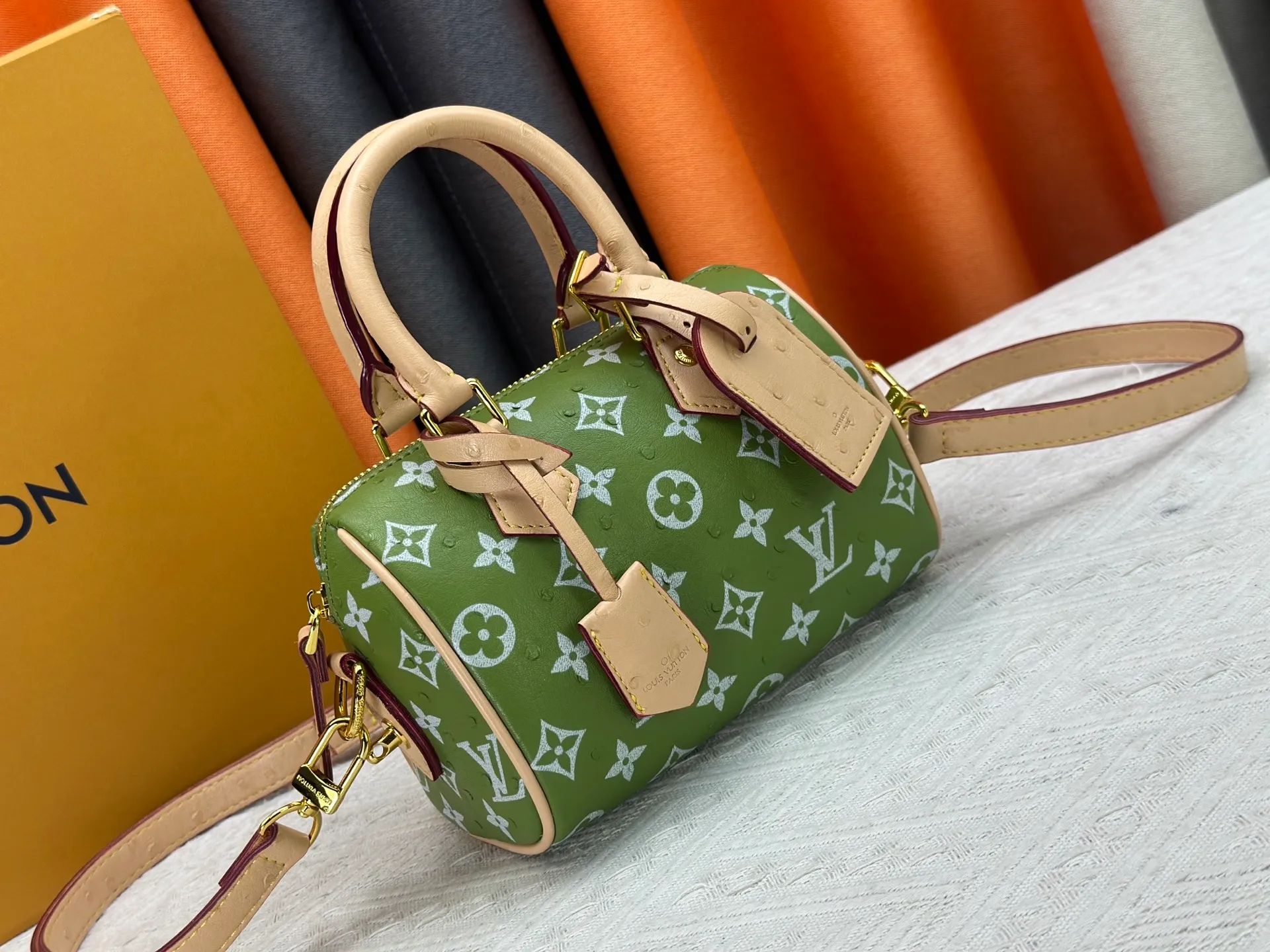 P260 [Official latest model Ostrich pattern 18 size] SPEEDY 18 handbag N87525 M16279 M46234 M81085 As a compact version of the Speedy series, the Speedy18 handbag uses ostrich leather to depict colorful Monogram patterns. Its twill effect is just like the texture of Monogram canvas, demonstrating Louis Vuitton's exquisite craftsmanship. Detachable and adjustable shoulder strap for cross-body wear. Dimensions: 18×12×10