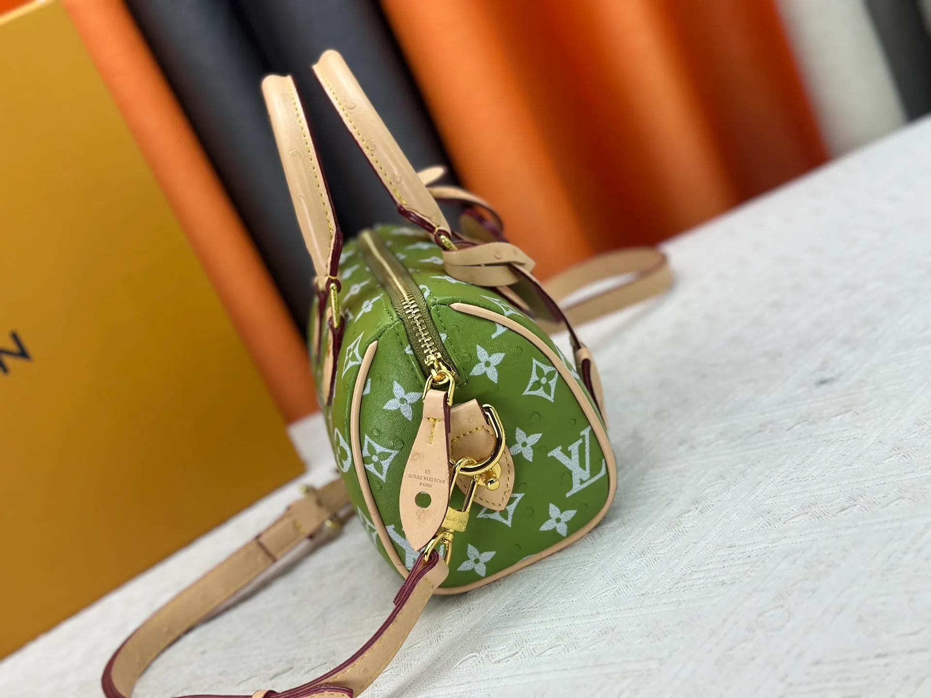 P260 [Official latest model Ostrich pattern 18 size] SPEEDY 18 handbag N87525 M16279 M46234 M81085 As a compact version of the Speedy series, the Speedy18 handbag uses ostrich leather to depict colorful Monogram patterns. Its twill effect is just like the texture of Monogram canvas, demonstrating Louis Vuitton's exquisite craftsmanship. Detachable and adjustable shoulder strap for cross-body wear. Dimensions: 18×12×10