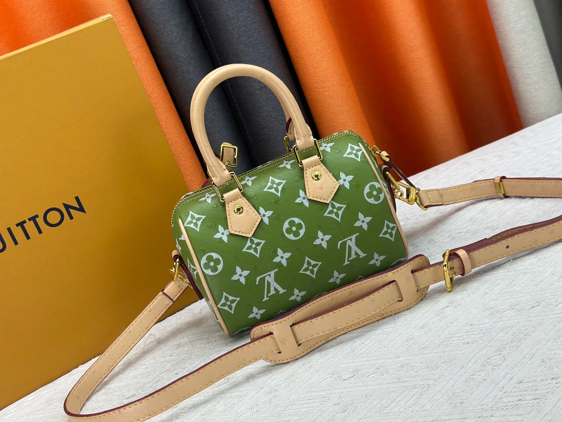 P260 [Official latest model Ostrich pattern 18 size] SPEEDY 18 handbag N87525 M16279 M46234 M81085 As a compact version of the Speedy series, the Speedy18 handbag uses ostrich leather to depict colorful Monogram patterns. Its twill effect is just like the texture of Monogram canvas, demonstrating Louis Vuitton's exquisite craftsmanship. Detachable and adjustable shoulder strap for cross-body wear. Dimensions: 18×12×10