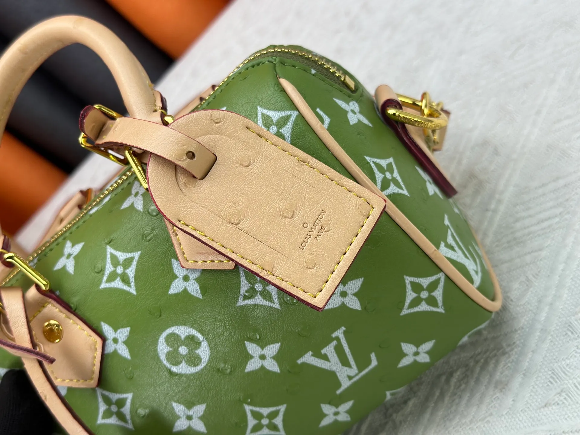 P260 [Official latest model Ostrich pattern 18 size] SPEEDY 18 handbag N87525 M16279 M46234 M81085 As a compact version of the Speedy series, the Speedy18 handbag uses ostrich leather to depict colorful Monogram patterns. Its twill effect is just like the texture of Monogram canvas, demonstrating Louis Vuitton's exquisite craftsmanship. Detachable and adjustable shoulder strap for cross-body wear. Dimensions: 18×12×10