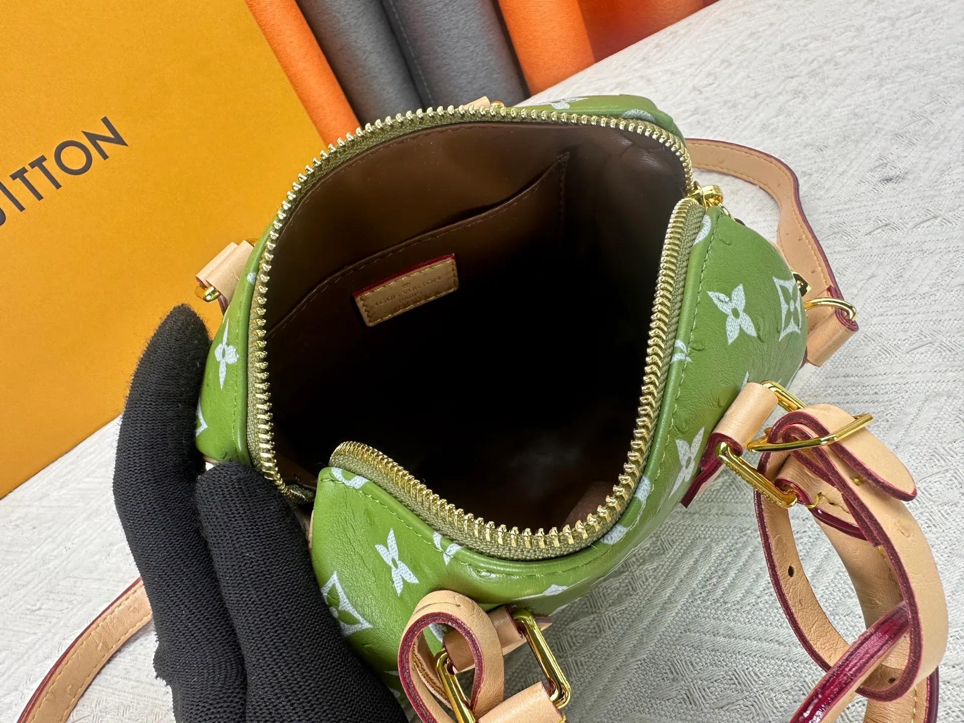 P260 [Official latest model Ostrich pattern 18 size] SPEEDY 18 handbag N87525 M16279 M46234 M81085 As a compact version of the Speedy series, the Speedy18 handbag uses ostrich leather to depict colorful Monogram patterns. Its twill effect is just like the texture of Monogram canvas, demonstrating Louis Vuitton's exquisite craftsmanship. Detachable and adjustable shoulder strap for cross-body wear. Dimensions: 18×12×10