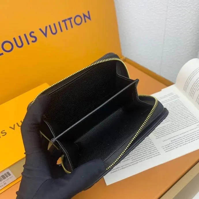 P130💰 M83689 This Cléa wallet is made of Monogram Empreinte soft grained cowhide, embellished with Louis Vuitton's iconic Monogram embossed pattern. It has a stylish design, is exquisite and compact but has a spacious capacity. It is equipped with an external patch pocket, zippered coin pocket, banknote compartment and six credit card slots.