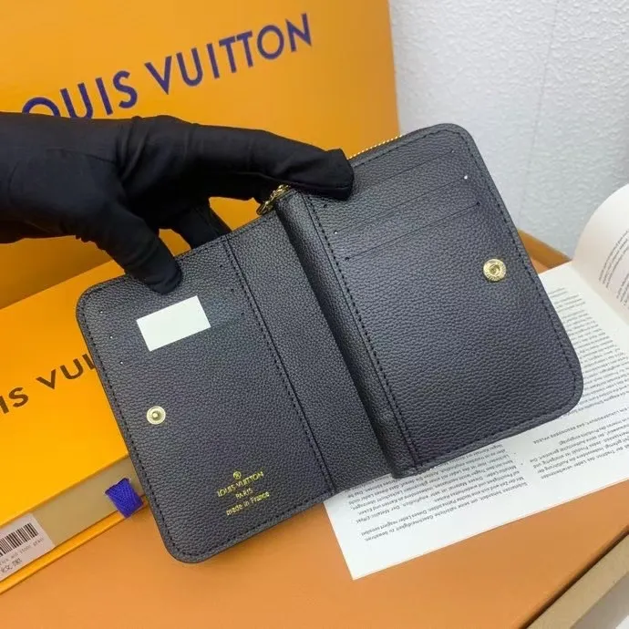P130💰 M83689 This Cléa wallet is made of Monogram Empreinte soft grained cowhide, embellished with Louis Vuitton's iconic Monogram embossed pattern. It has a stylish design, is exquisite and compact but has a spacious capacity. It is equipped with an external patch pocket, zippered coin pocket, banknote compartment and six credit card slots.
