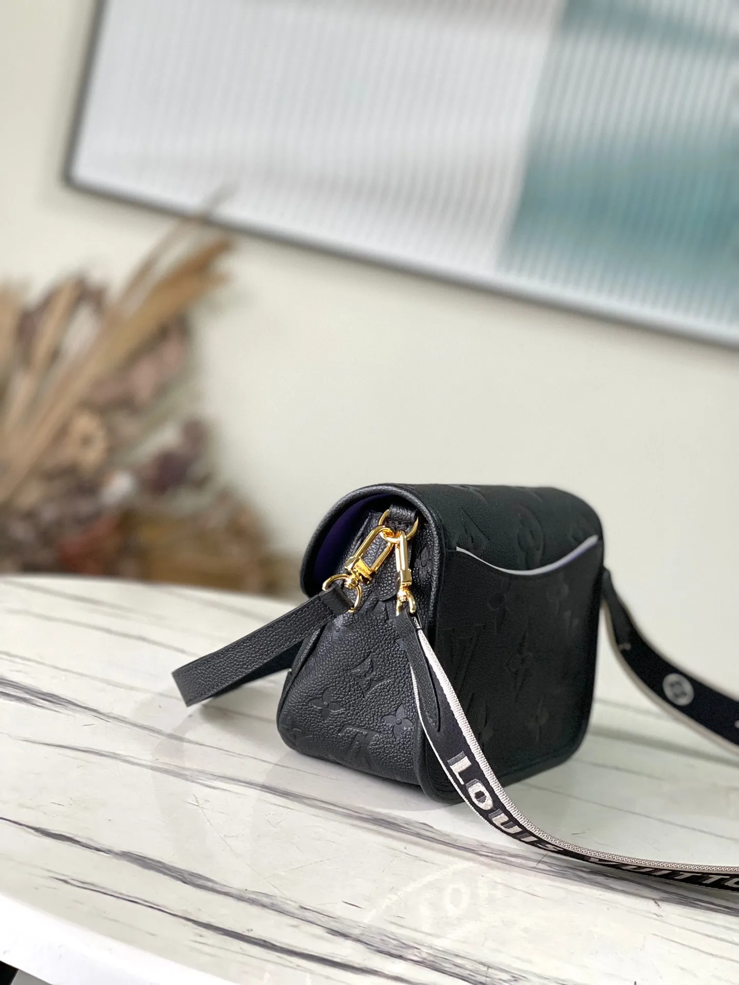 💰1100 (top-grain leather) top original order M46386 black. This Diane handbag is made of Louis Vuitton's classic Monogram Empreinte embossed leather. The brand logo is woven into the detachable wide jacquard shoulder strap. In addition to the detachable leather shoulder strap, a cross-body option is added, which can flexibly match the elegant style or dynamic style. Dimensions: 23 × 16 × 8.5 cm