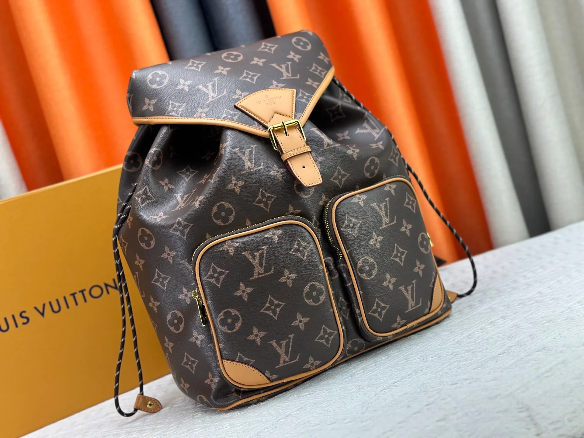 230 Upgraded original M14198 M14015 Montsouris Cargo backpack is made of cow leather body and fabric lining, which looks bright and feels soft. The shiny cow leather exudes a luster similar to that of nylon, which can release dazzling light in any light. Front pocket with pearl zip. Dimensions: 34.0 x 40.0 x 17.0 cm (length x height x width)