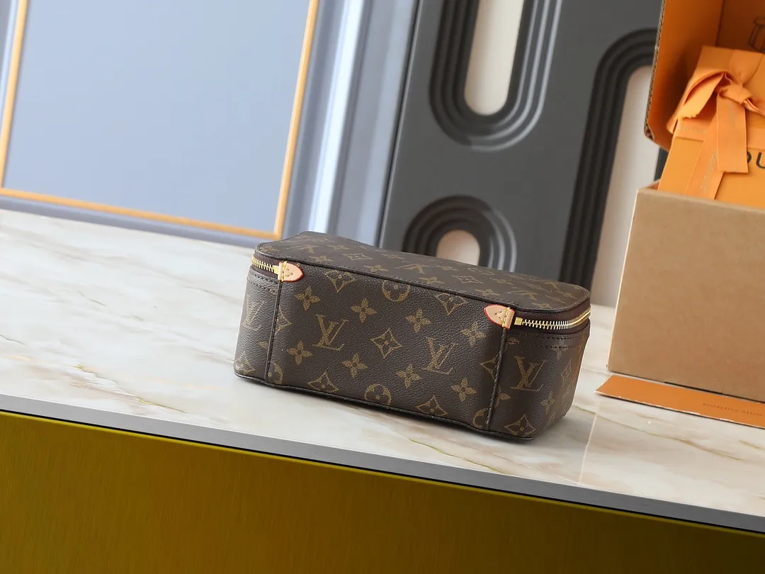 💰Large 130. Medium 120. Small 220💰Upgraded original M43690 M43689 M43688 old flower, black flower, black grid, jewelry box meets modern style travel jewelry box. Presbyopia storage box cosmetic bag box jewelry box, elegant red microfiber lining, this exquisite and elegant Monogram treasure can safely store earrings, necklaces, bracelets and rings. The size is large 34.0×22.0×8.5, medium 22.4x14x8.5, small 17x9.5x8.5 cm.
