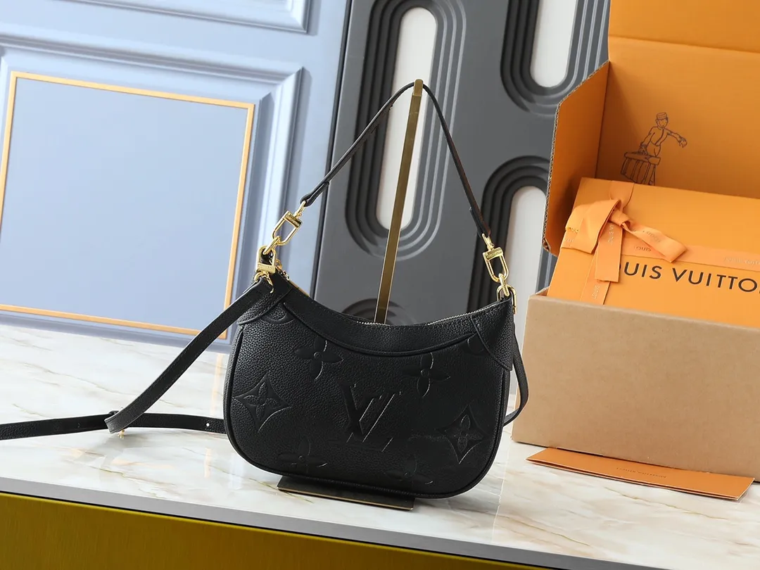 💰240💰Upgraded from the original M46002, the Bagatelle handbag is launched at the beginning of the new season, shaped with Monogram Empreinte leather. Smooth lines and soft texture allow for flexible carrying, and the exquisite design can accommodate all your travel needs, making it easy to handle day and night situations. Dimensions: 24 x 18 x 7 cm