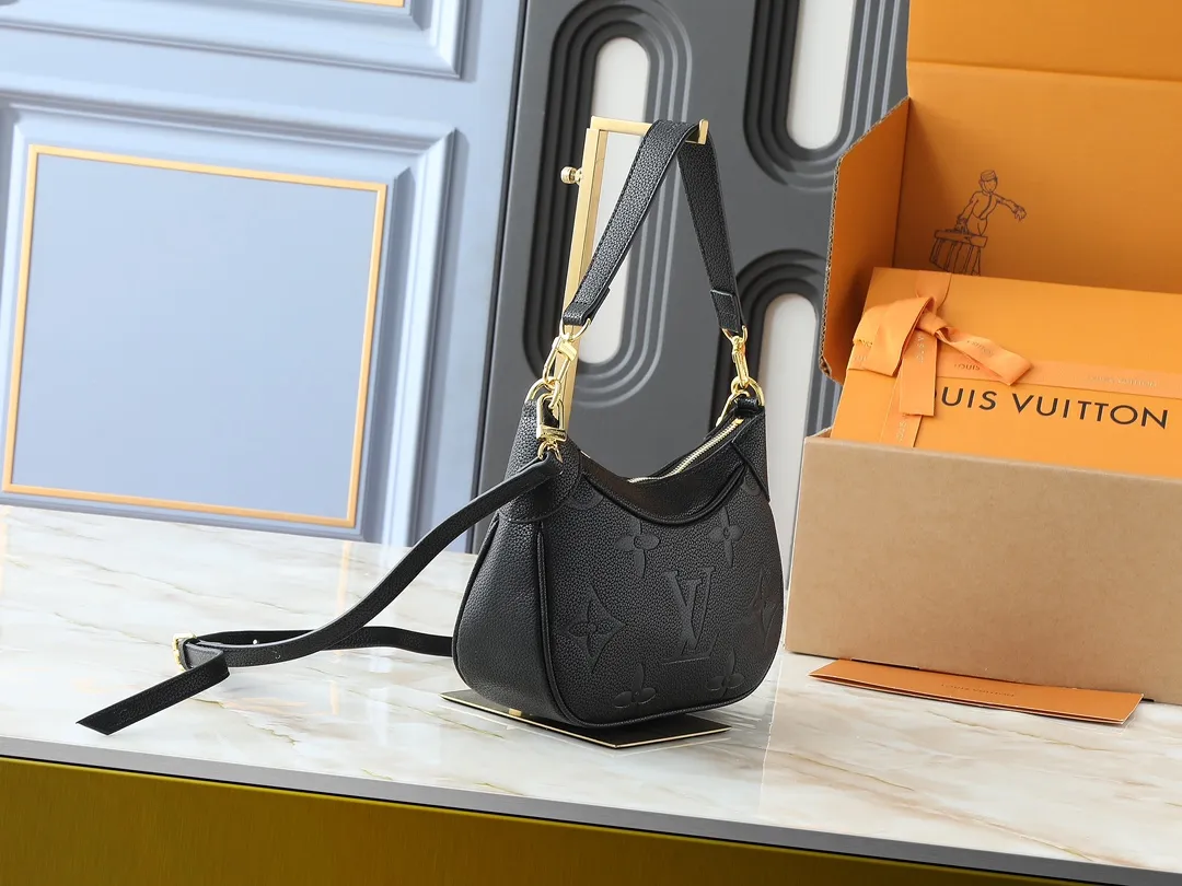 💰240💰Upgraded from the original M46002, the Bagatelle handbag is launched at the beginning of the new season, shaped with Monogram Empreinte leather. Smooth lines and soft texture allow for flexible carrying, and the exquisite design can accommodate all your travel needs, making it easy to handle day and night situations. Dimensions: 24 x 18 x 7 cm