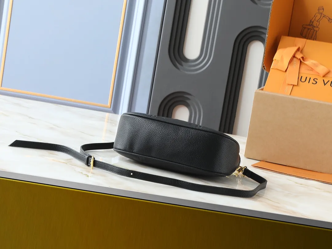 💰240💰Upgraded from the original M46002, the Bagatelle handbag is launched at the beginning of the new season, shaped with Monogram Empreinte leather. Smooth lines and soft texture allow for flexible carrying, and the exquisite design can accommodate all your travel needs, making it easy to handle day and night situations. Dimensions: 24 x 18 x 7 cm