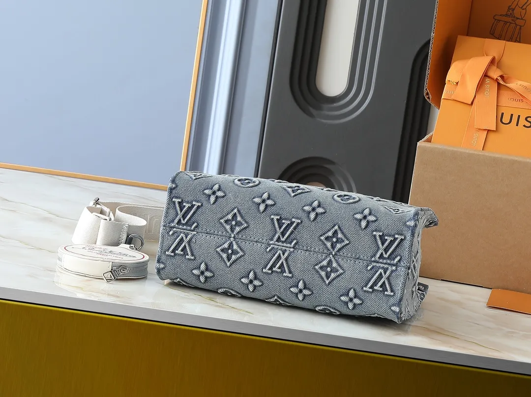 💰300💰Upgraded original M46373 M45659 denim embossed This OnTheGo small handbag is made of Monogram and Monogram Reverse canvas, with the Monogram Giant pattern embellished on it. The Toron handle and the jacquard textured shoulder strap decorated with the brand's logo create a visual contrast, and the detachable coin bag is suitable for storing change or small items. It combines fashionable charm with various functions, making it a good daily companion. 25.0 x 19.0 x 11.5 cm (length x height x width)