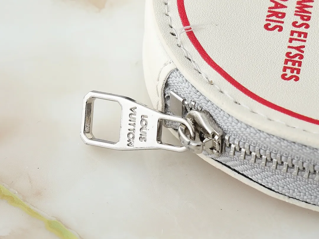 💰300💰Upgraded original M46373 M45659 denim embossed This OnTheGo small handbag is made of Monogram and Monogram Reverse canvas, with the Monogram Giant pattern embellished on it. The Toron handle and the jacquard textured shoulder strap decorated with the brand's logo create a visual contrast, and the detachable coin bag is suitable for storing change or small items. It combines fashionable charm with various functions, making it a good daily companion. 25.0 x 19.0 x 11.5 cm (length x height x width)