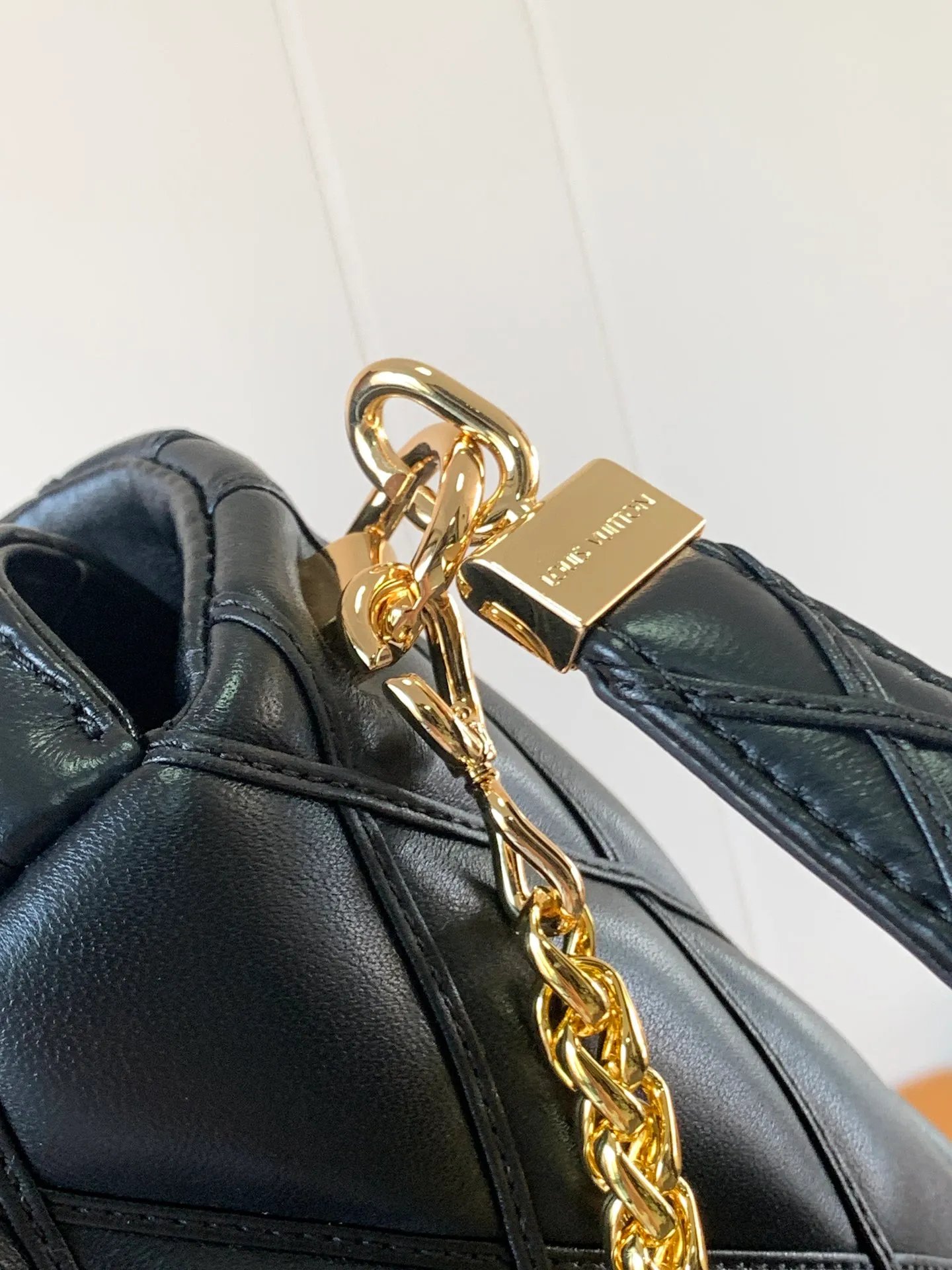 💰1280 (top layer leather) top original order, code changing chip M23045 dark gray M22891 beige M23601 brown M22891 black M12338 vanilla M24465 pink gradient M23682 dark blue M12434 blue gradient M22891 blue and white checkered M22891 red and white checkered M25107 silver M22891 patent leather M22892 black pink gradient M24186 light blue gradient M24465 nude pink gradient M12567 burgundy M11374 black hardware M12332 light coffee color M22890 white leather black stripes M23568 gray pink gradient M25106 Chinese red Top-quality original custom leather ~ colors are being updated continuously! This medium GO-14 bag is crafted from rich sheepskin leather with a quilted pattern that pays homage to the brand's traditional luggage designs. The Twist lock makes a striking statement, and the top handle can be carried by hand alone, or it can be transformed into a leather shoulder pad on the sliding chain strap for comfortable shoulder or cross-body wear. Dimensions: 23 x 16 x 10cm
