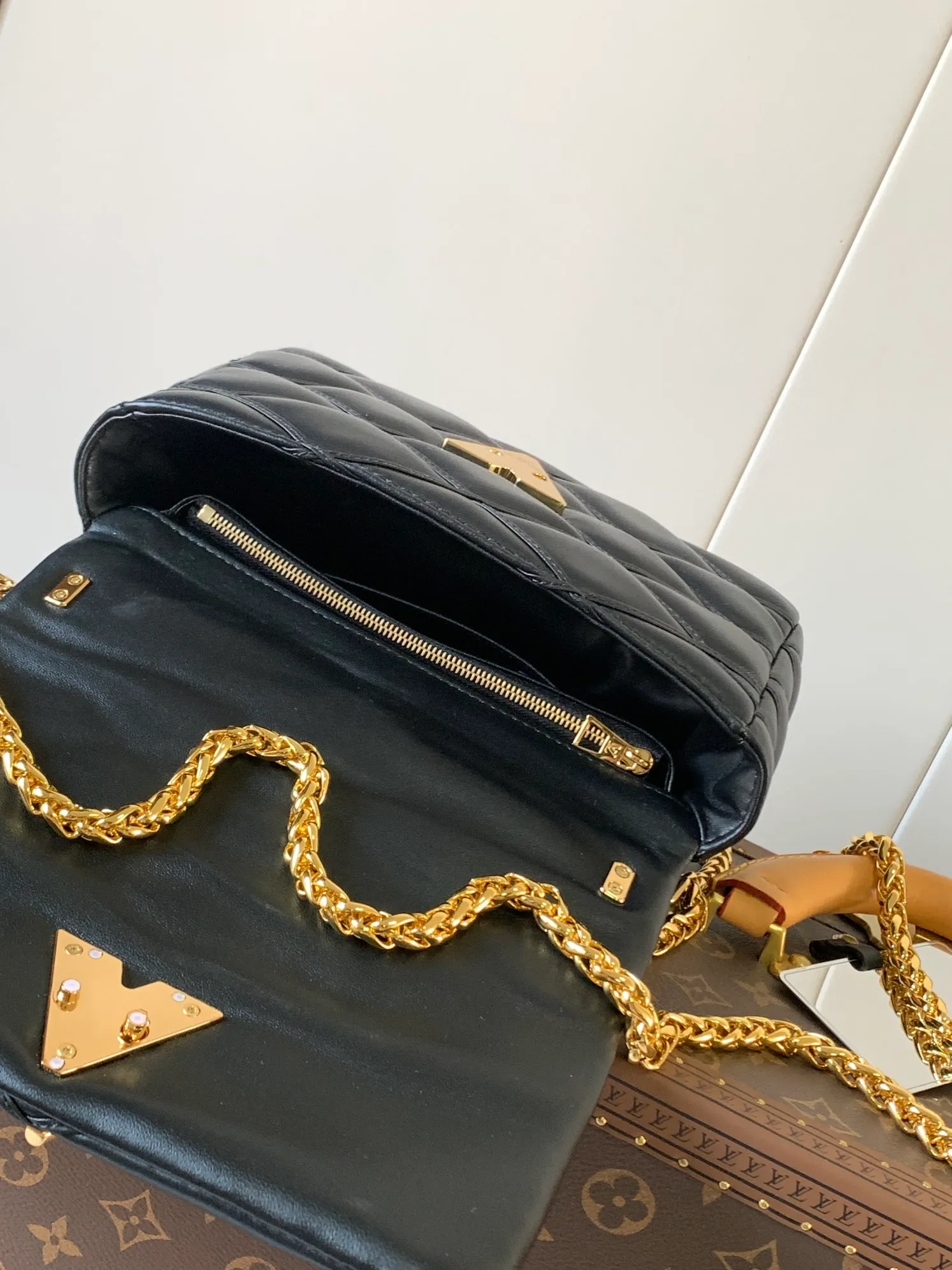 💰1280 (top layer leather) top original order, code changing chip M23045 dark gray M22891 beige M23601 brown M22891 black M12338 vanilla M24465 pink gradient M23682 dark blue M12434 blue gradient M22891 blue and white checkered M22891 red and white checkered M25107 silver M22891 patent leather M22892 black pink gradient M24186 light blue gradient M24465 nude pink gradient M12567 burgundy M11374 black hardware M12332 light coffee color M22890 white leather black stripes M23568 gray pink gradient M25106 Chinese red Top-quality original custom leather ~ colors are being updated continuously! This medium GO-14 bag is crafted from rich sheepskin leather with a quilted pattern that pays homage to the brand's traditional luggage designs. The Twist lock makes a striking statement, and the top handle can be carried by hand alone, or it can be transformed into a leather shoulder pad on the sliding chain strap for comfortable shoulder or cross-body wear. Dimensions: 23 x 16 x 10cm