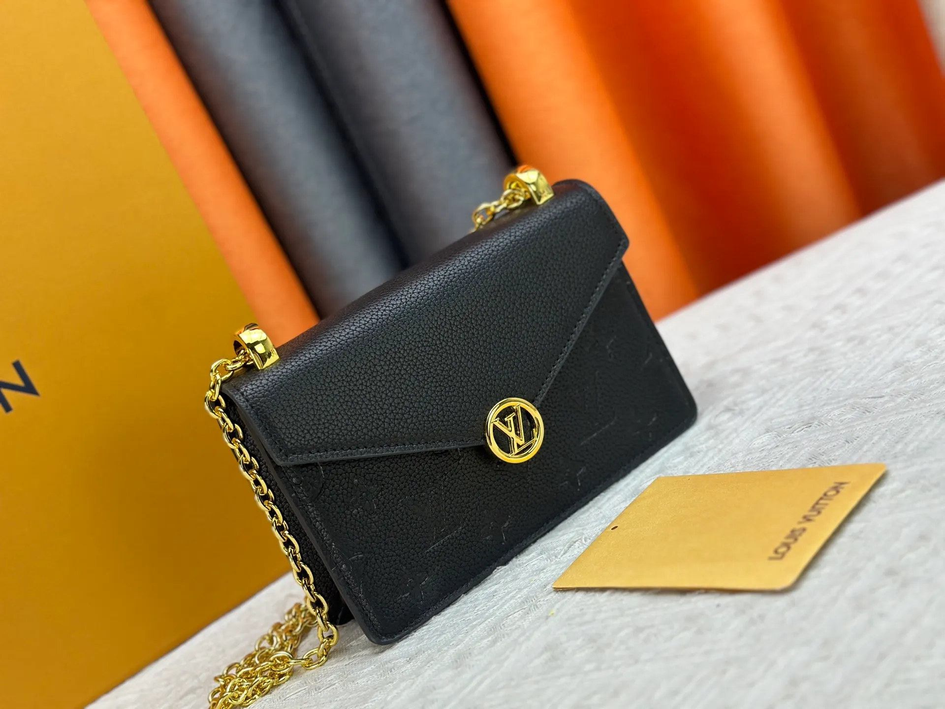 P220 M13569 black M13570 gray M25814 burgundy (chain/embossed) [Portefeuille chaîne Rosy] This Rosy chain wallet is both fashionable and practical, adding a modern spirit to the Monogram Empreinte series. It has an elegant LV circle and a V-shaped flap, two hallmarks of the house. The magnetic closure reveals a surprise Monogram flower, as well as three card slots and a flat interior pocket. The sliding chain allows you to wear it crosswise or over the shoulder.  Dimensions: 19.5 x 13.5 x 6.5 cm