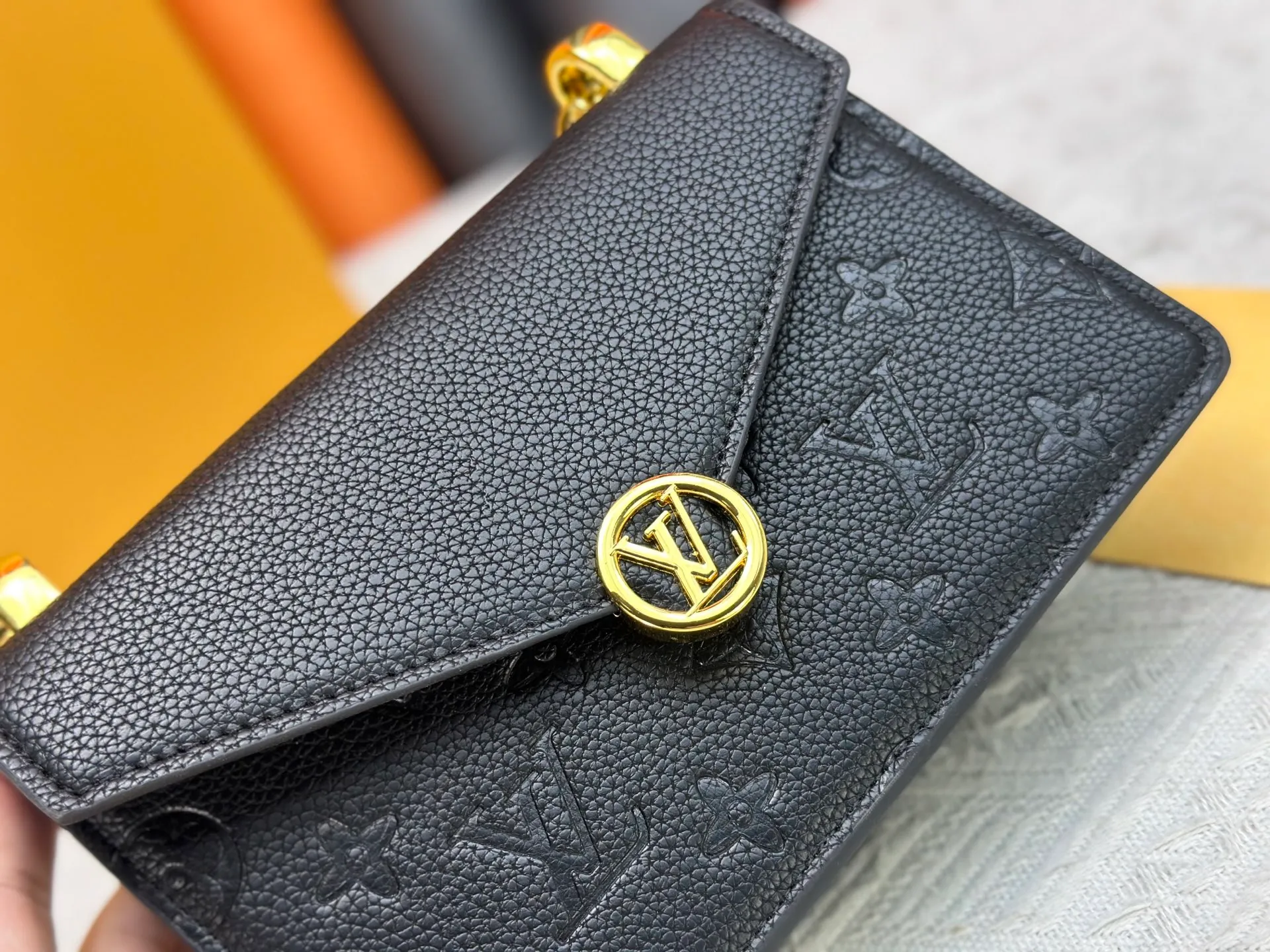 P220 M13569 black M13570 gray M25814 burgundy (chain/embossed) [Portefeuille chaîne Rosy] This Rosy chain wallet is both fashionable and practical, adding a modern spirit to the Monogram Empreinte series. It has an elegant LV circle and a V-shaped flap, two hallmarks of the house. The magnetic closure reveals a surprise Monogram flower, as well as three card slots and a flat interior pocket. The sliding chain allows you to wear it crosswise or over the shoulder.  Dimensions: 19.5 x 13.5 x 6.5 cm