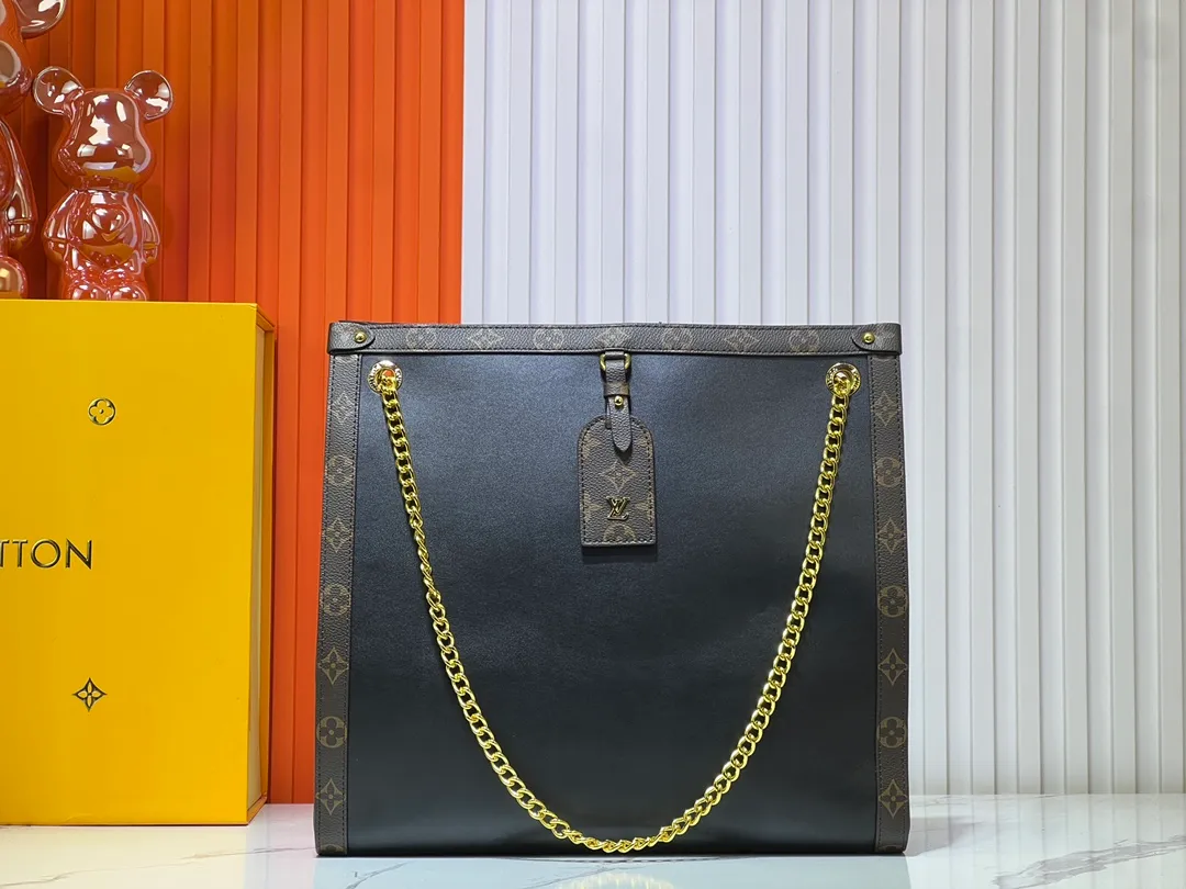 Batch 300💰Upgraded version model number M13137 large size M13140 small size 2025 Cruise early spring show launches Nova small and medium handbags, which give the graceful cow leather a subtle mirror effect, combining both straightforward style and leisurely elegance. LV nameplate and Monogram canvas trim highlight classic elements, and the dazzling sliding chain makes it easy to create a refined look. Monogram canvas trim, fabric lining, metal hardware, name tag, central zipper patch pocket. Chain: slidingly adjustable, non-detachable. Chain half length: 28.0 cm. Chain half length adjustable to: 50.0 cm. Monogram canvas trim, fabric lining, metal hardware, nameplate interior patch pocket. Can store laptops and A4 documents. Detailed features: Length, height and width dimensions. Small size: 31x21x9cm Large size: 37x36x10cm