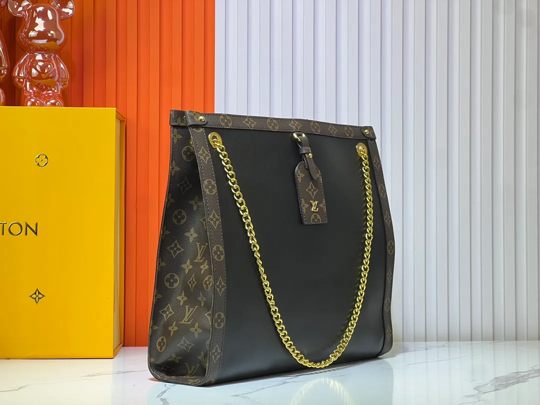 Batch 300💰Upgraded version model number M13137 large size M13140 small size 2025 Cruise early spring show launches Nova small and medium handbags, which give the graceful cow leather a subtle mirror effect, combining both straightforward style and leisurely elegance. LV nameplate and Monogram canvas trim highlight classic elements, and the dazzling sliding chain makes it easy to create a refined look. Monogram canvas trim, fabric lining, metal hardware, name tag, central zipper patch pocket. Chain: slidingly adjustable, non-detachable. Chain half length: 28.0 cm. Chain half length adjustable to: 50.0 cm. Monogram canvas trim, fabric lining, metal hardware, nameplate interior patch pocket. Can store laptops and A4 documents. Detailed features: Length, height and width dimensions. Small size: 31x21x9cm Large size: 37x36x10cm