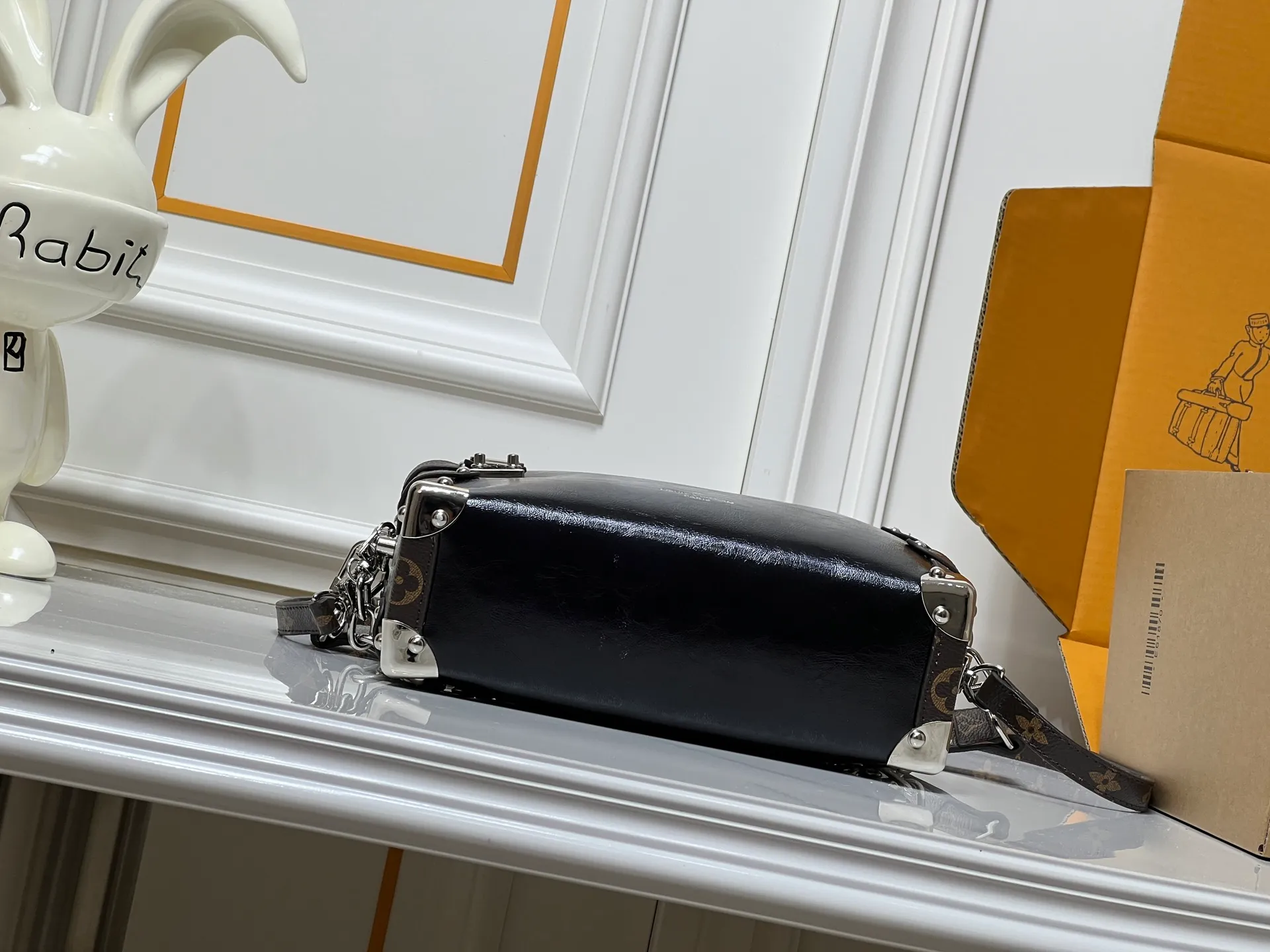 Batch 300💰M15195 M46358 This Side Trunk Vibe handbag uses an avant-garde design to reshape the brand's classic Side Trunk box silhouette, which is inspired by Louis Vuitton's traditional travel luggage. Crafted from smooth glossy Vibe textured cow leather, it features a leather-covered rivet frame and metal S-lock closure for a rock-and-roll style. Thanks to the multiple designs of the detachable chain, detachable leather handle and adjustable leather shoulder strap, it provides a variety of carrying options. Dimensions: 23.5x16x8.5cm