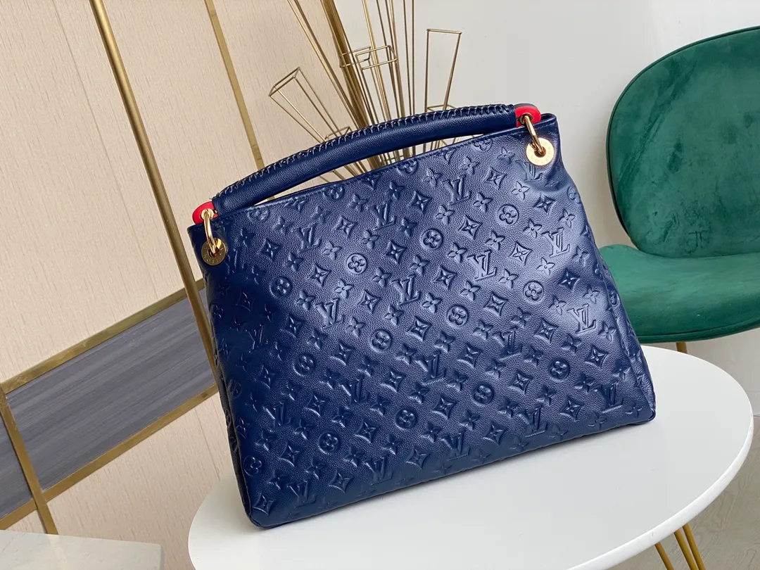 💰1140 (top-grain leather) top original order M43237 blue M41066 black medium-sized portable shopping bag Spacious, exquisite and fashionable, this medium-sized Artsy handbag is a classic. Made of luxurious Monogram Empreinte embossed leather, the beautiful handle and gorgeous golden brass hardware add to the high-end quality. Size: 42*18*30 cm